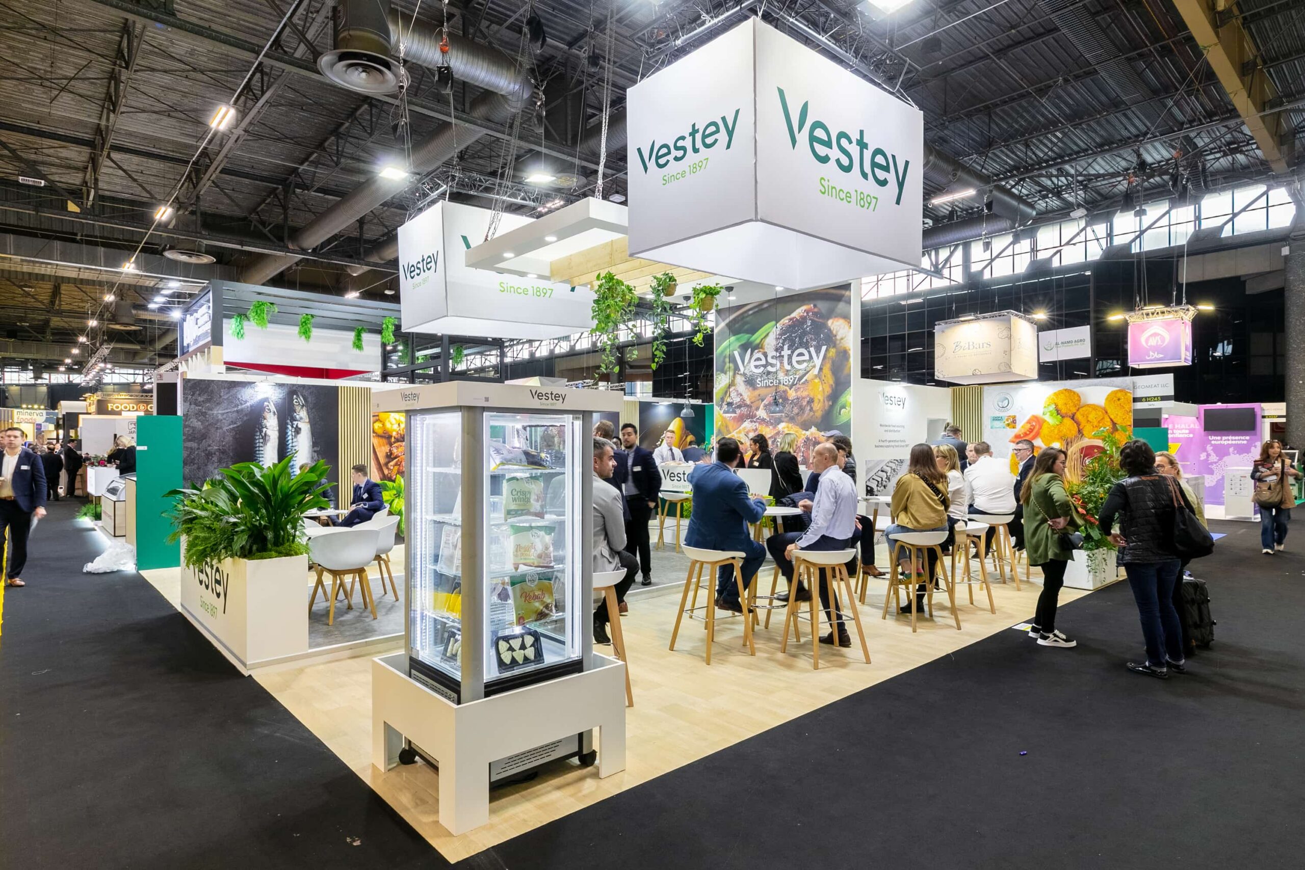 vue de côté du stand sur-mesure Vestey Foods au salon SIAL 2024