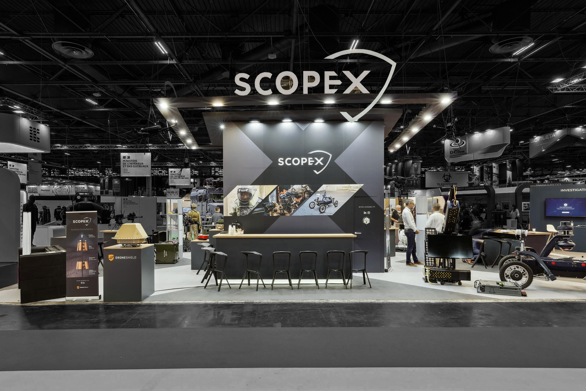 Vue de face du stand sur-mesure Scopex au salon Milipol 2023.