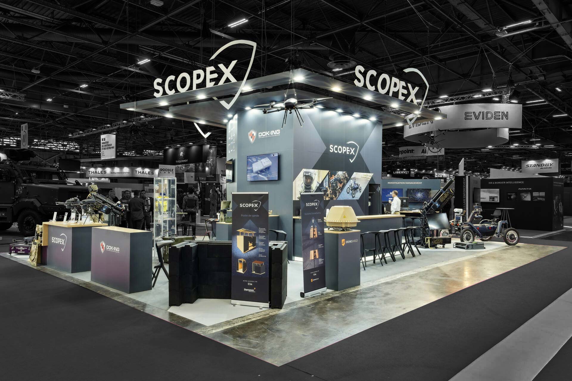 Vue de coté du stand sur-mesure Scopex au salon Milipol 2023.