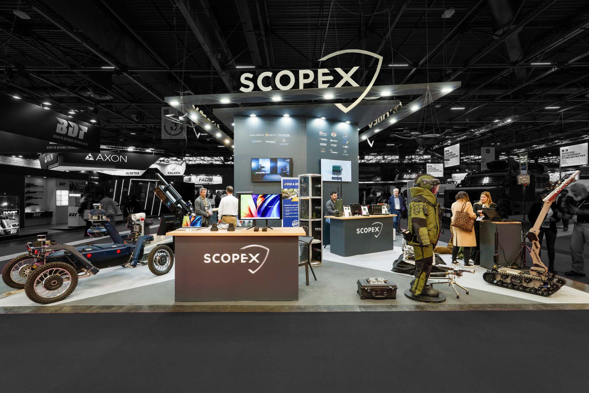 Vue de face du stand sur-mesure Scopex au salon Milipol 2023.