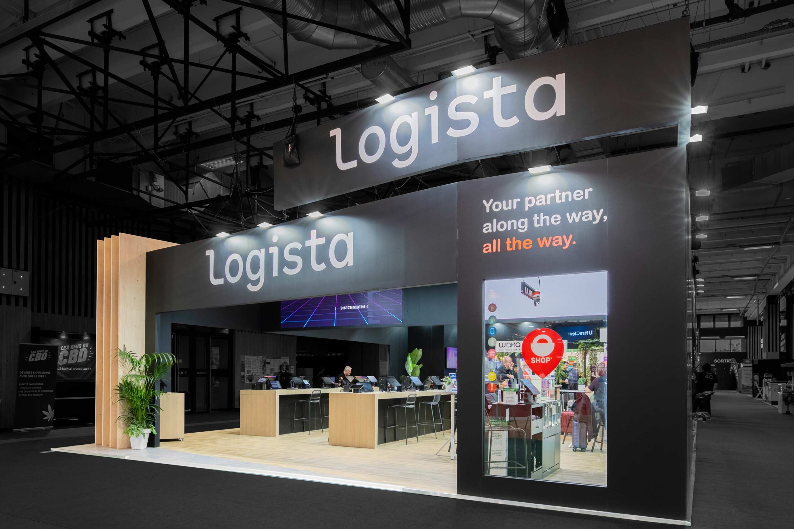 Vue de coté du stand sur-mesure Logista au salon Losangexpo 2025.