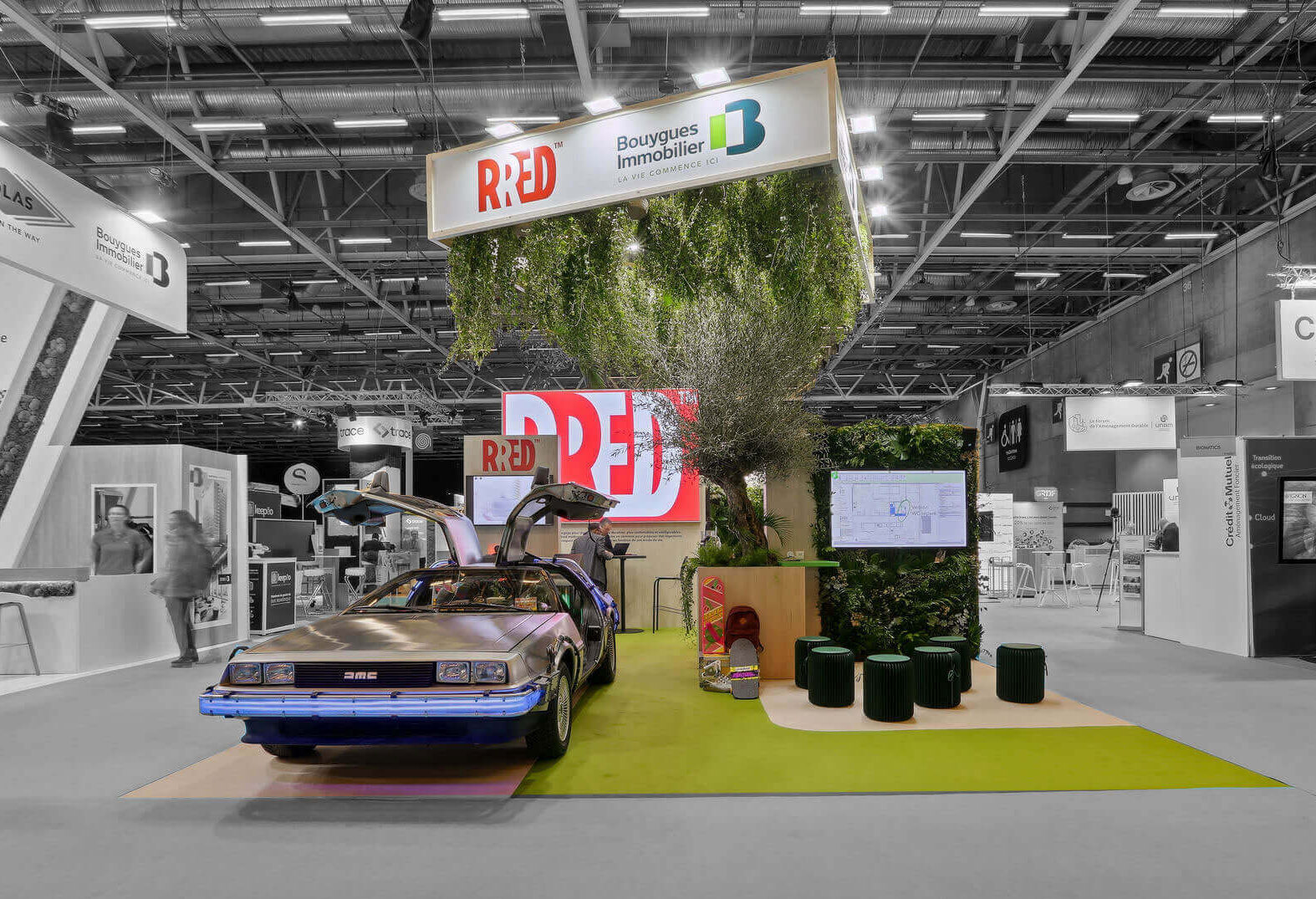 vue de face du stand sur-mesure Rred bouygues au salon Bim world 2023