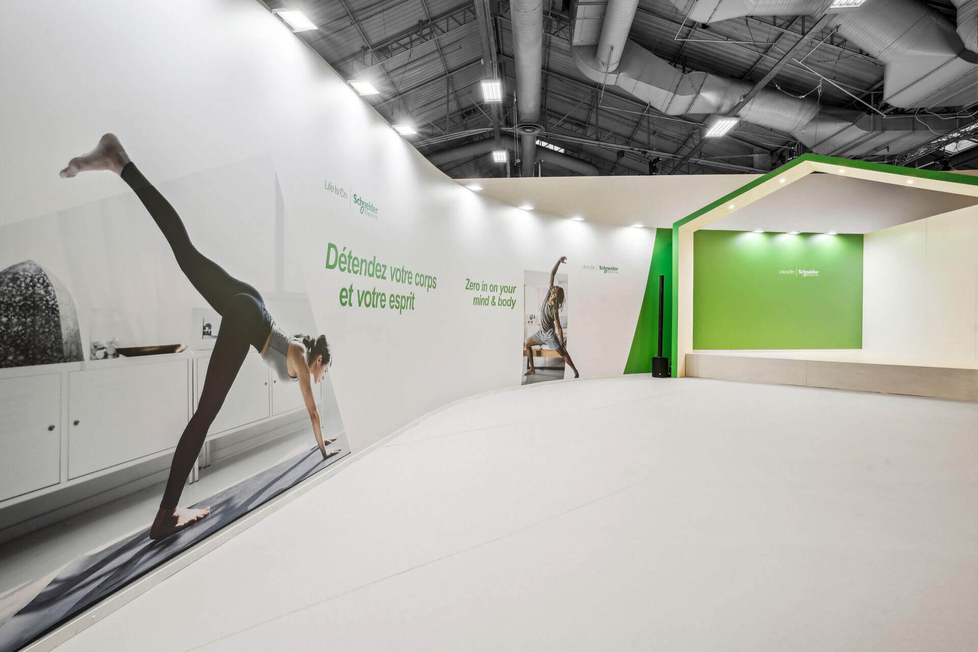 espace yoga du stand sur-mesure Schneider Electric au salon Run Expérience 2023