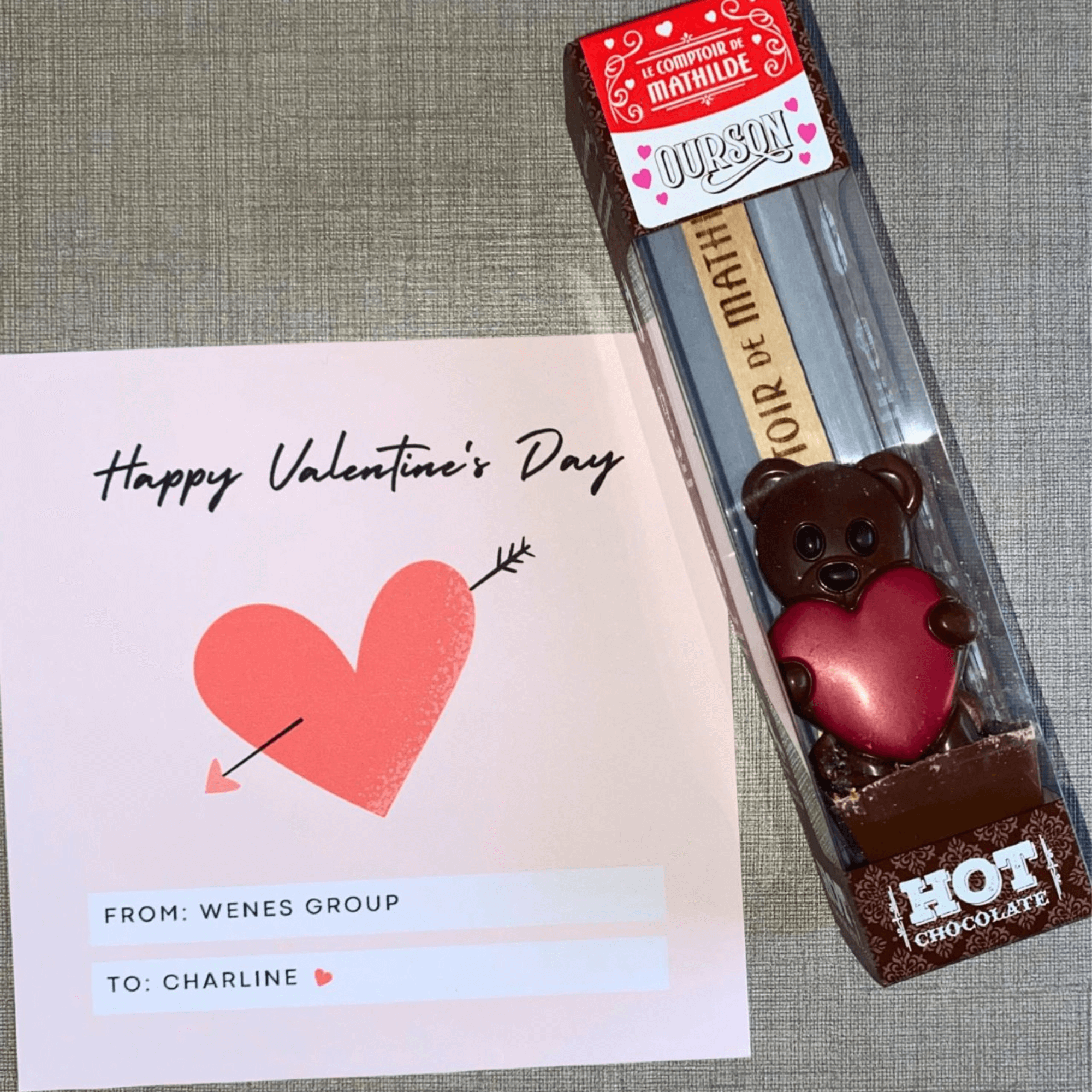 Ourson en chocolat avec une carte de saint valentin posé sur un bureau