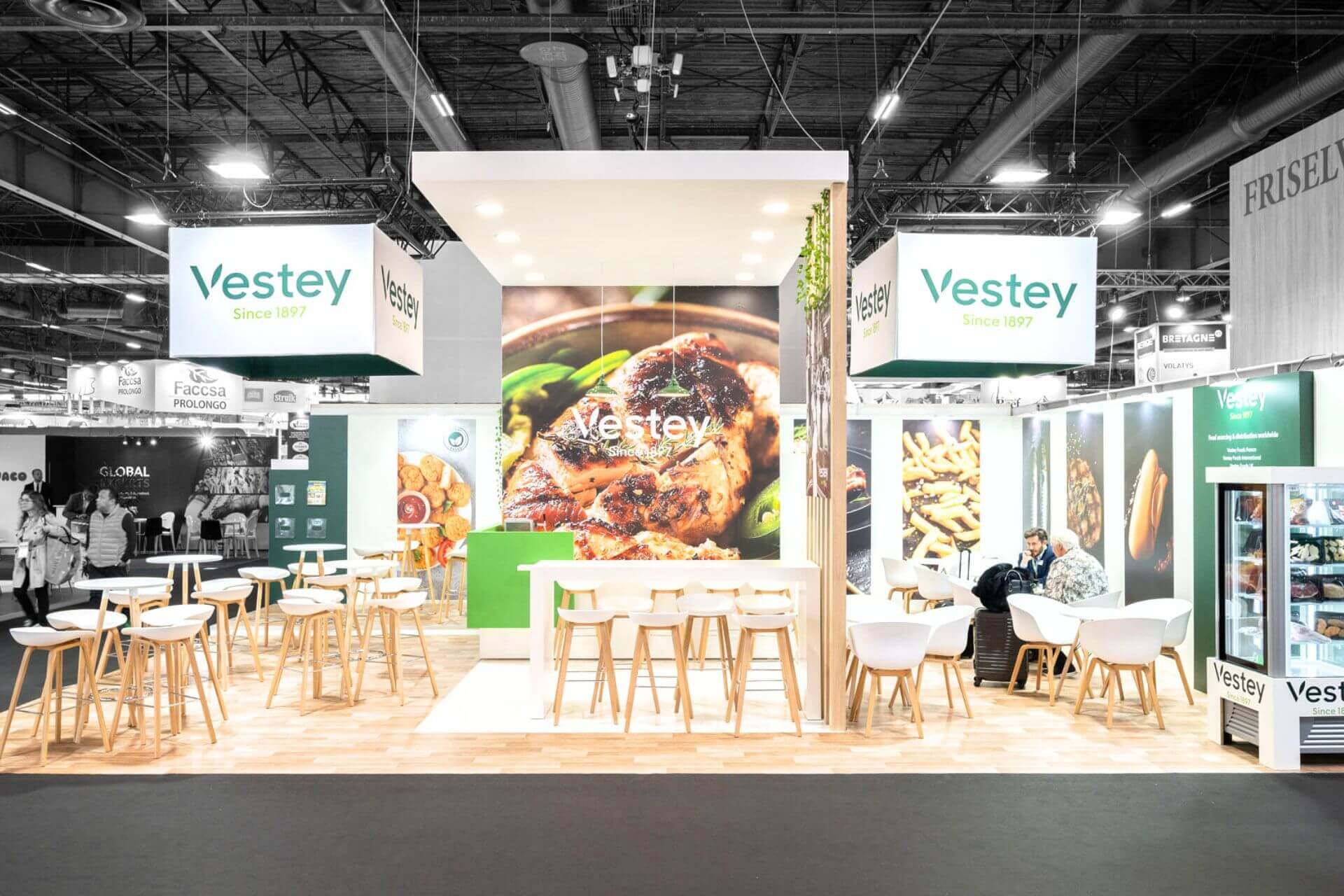 vue de face du stand sur-mesure Vestey Foods au salon SIAL 2022
