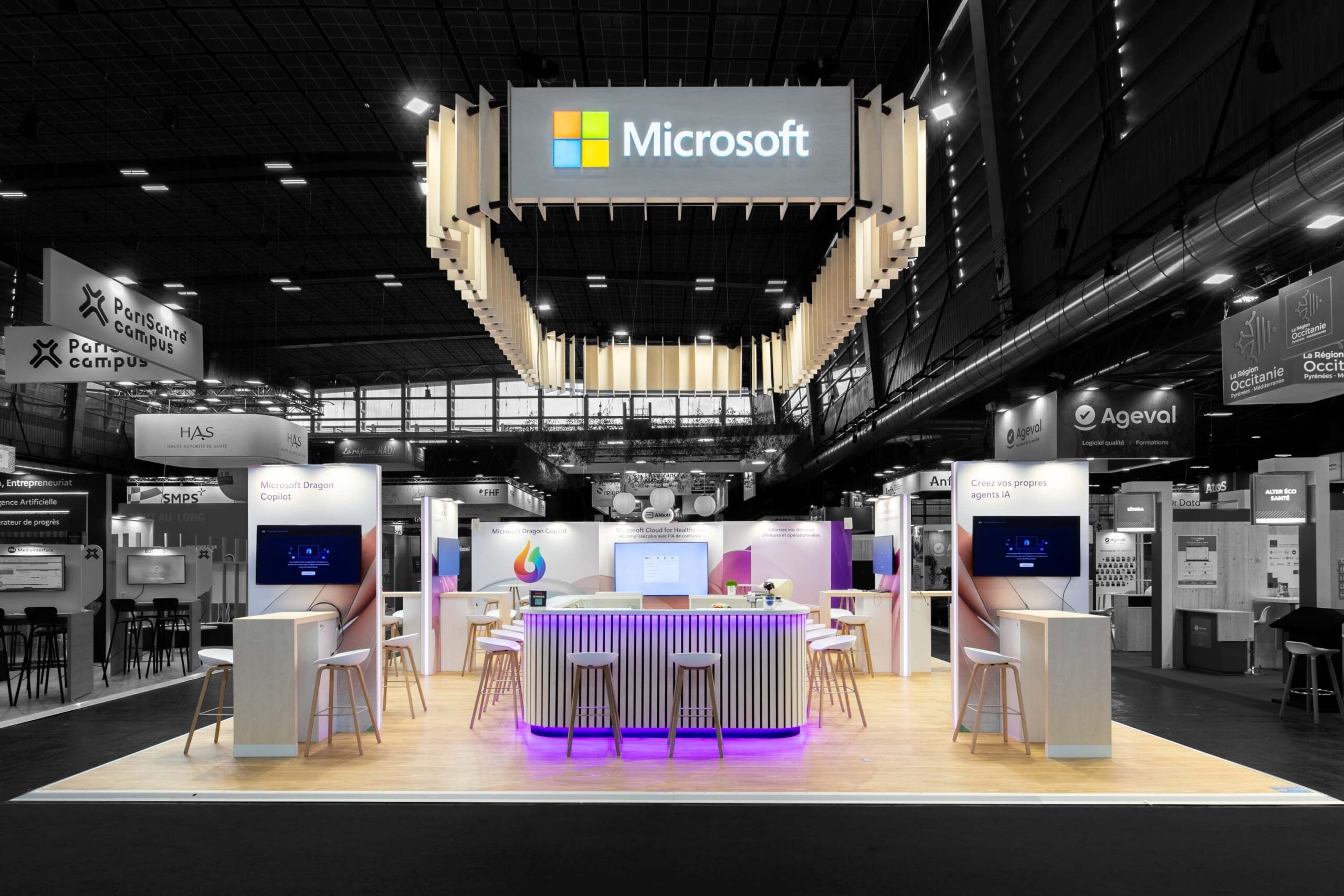 vue de face du stand sur-mesure Microsoft au salon Santexpo 2025