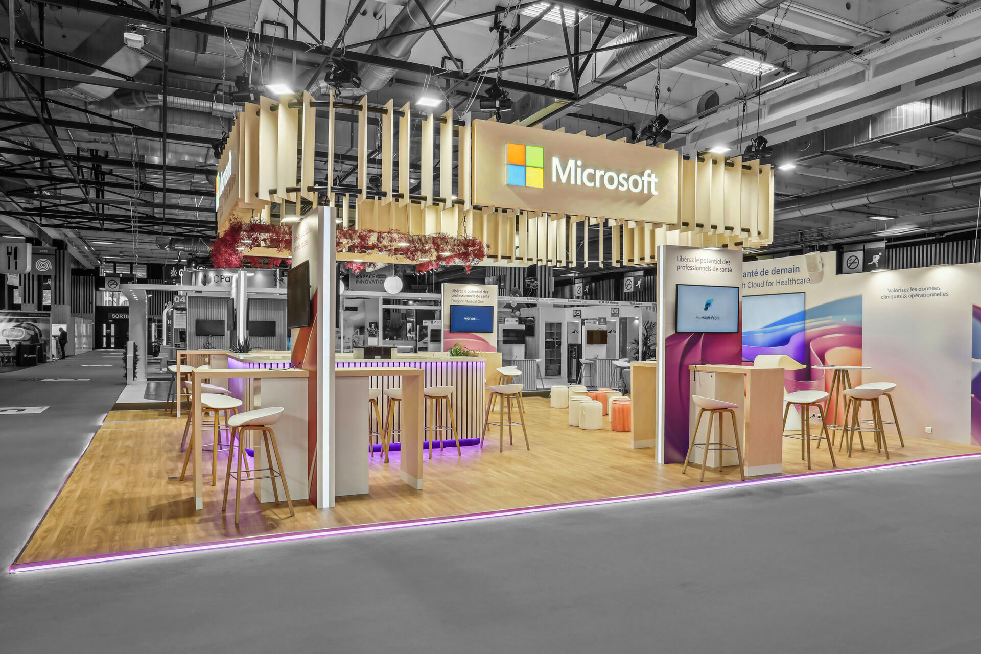 vue d'angle du stand sur-mesure Microsoft au salon Santexpo 2024