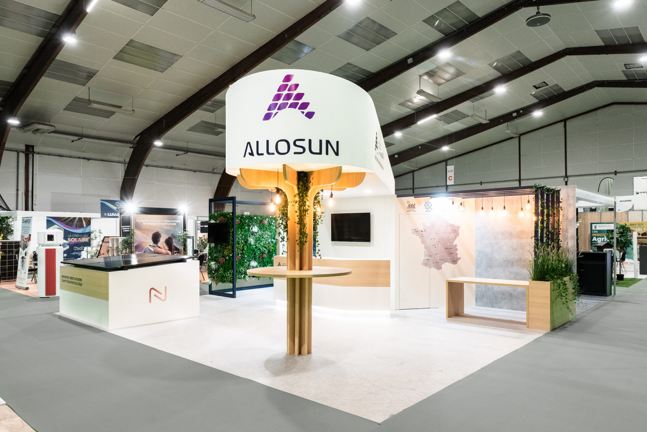 vue de l'angle du stand sur-mesure ALLOSUN au salon SPACE 2024