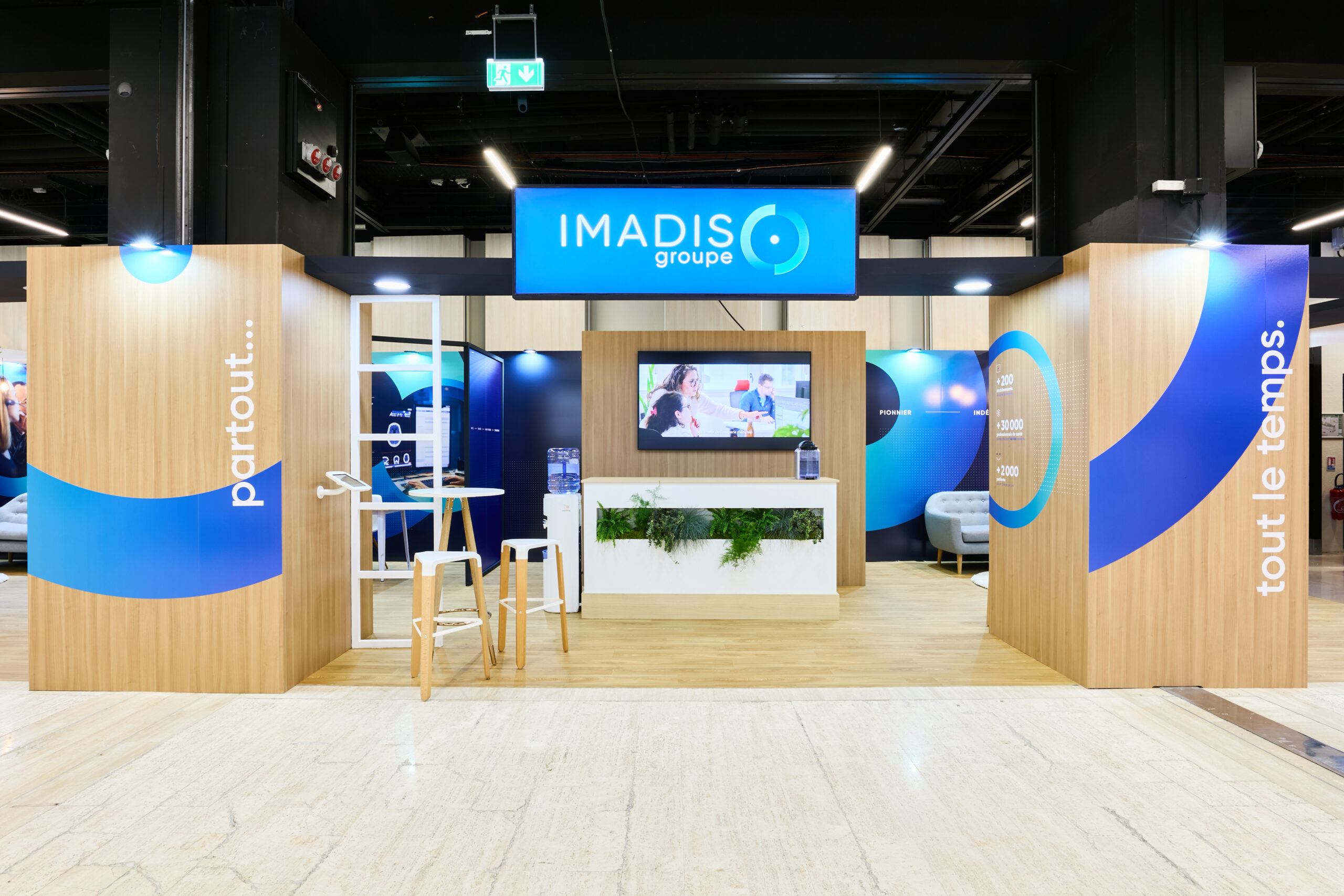 Vu de face du stand sur-mesure IMADIS au salon JFR 2024