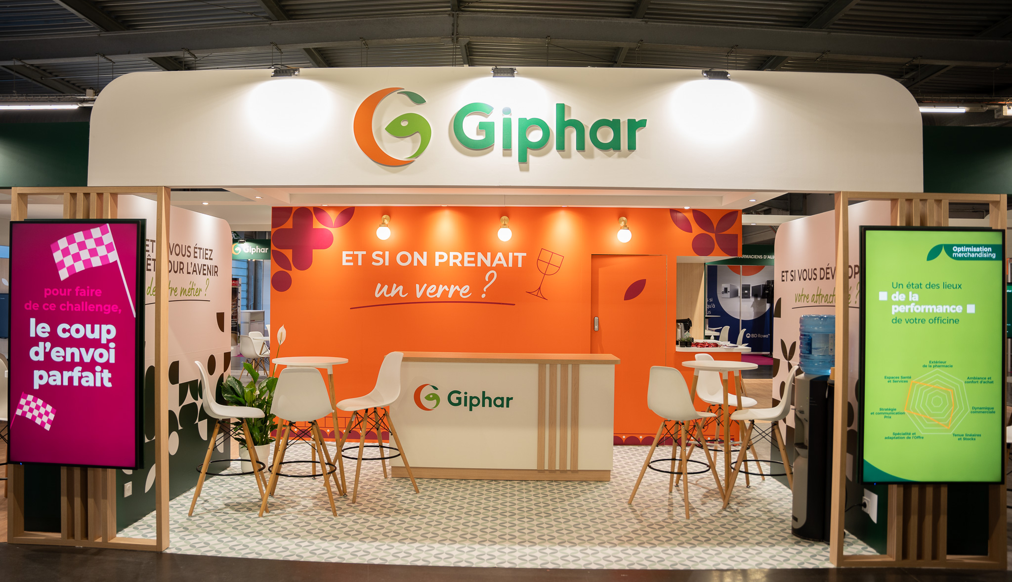 vue de face du stand sur-mesure GIPHAR au forum GIPHAR