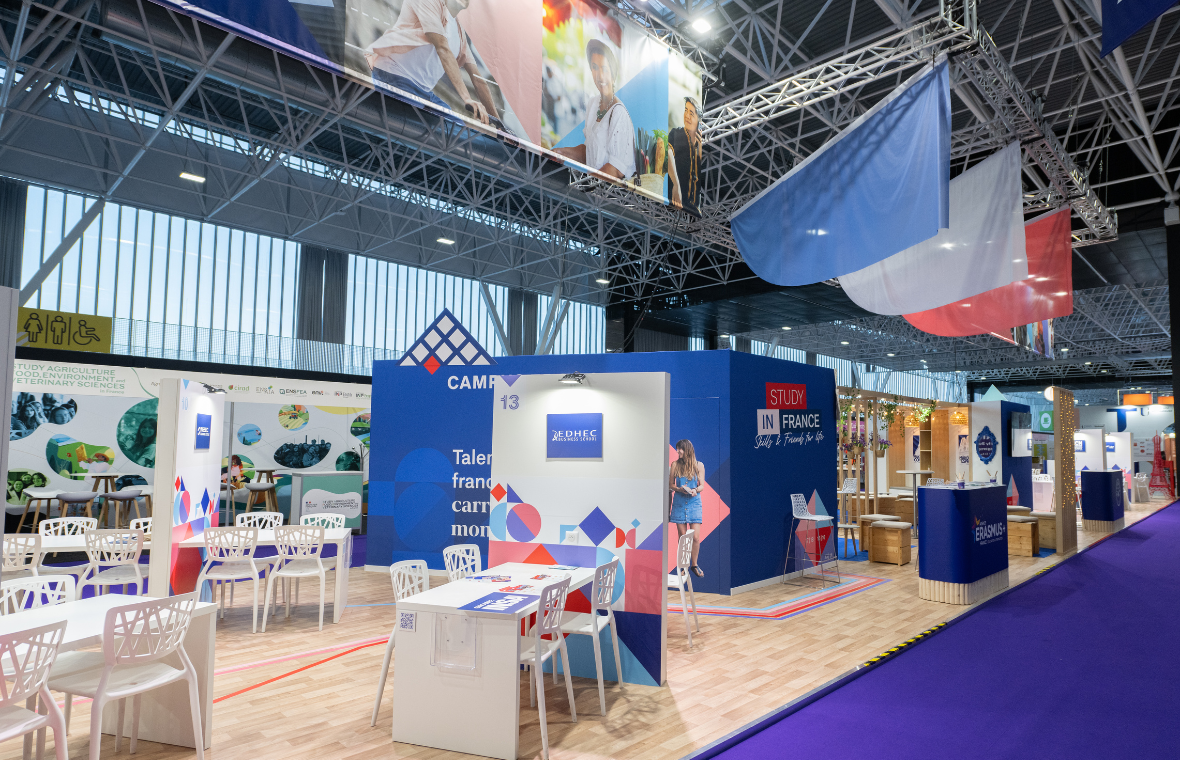 vue d'intérieur du stand sur-mesure CAMPUS FRANCE au salon EAIE