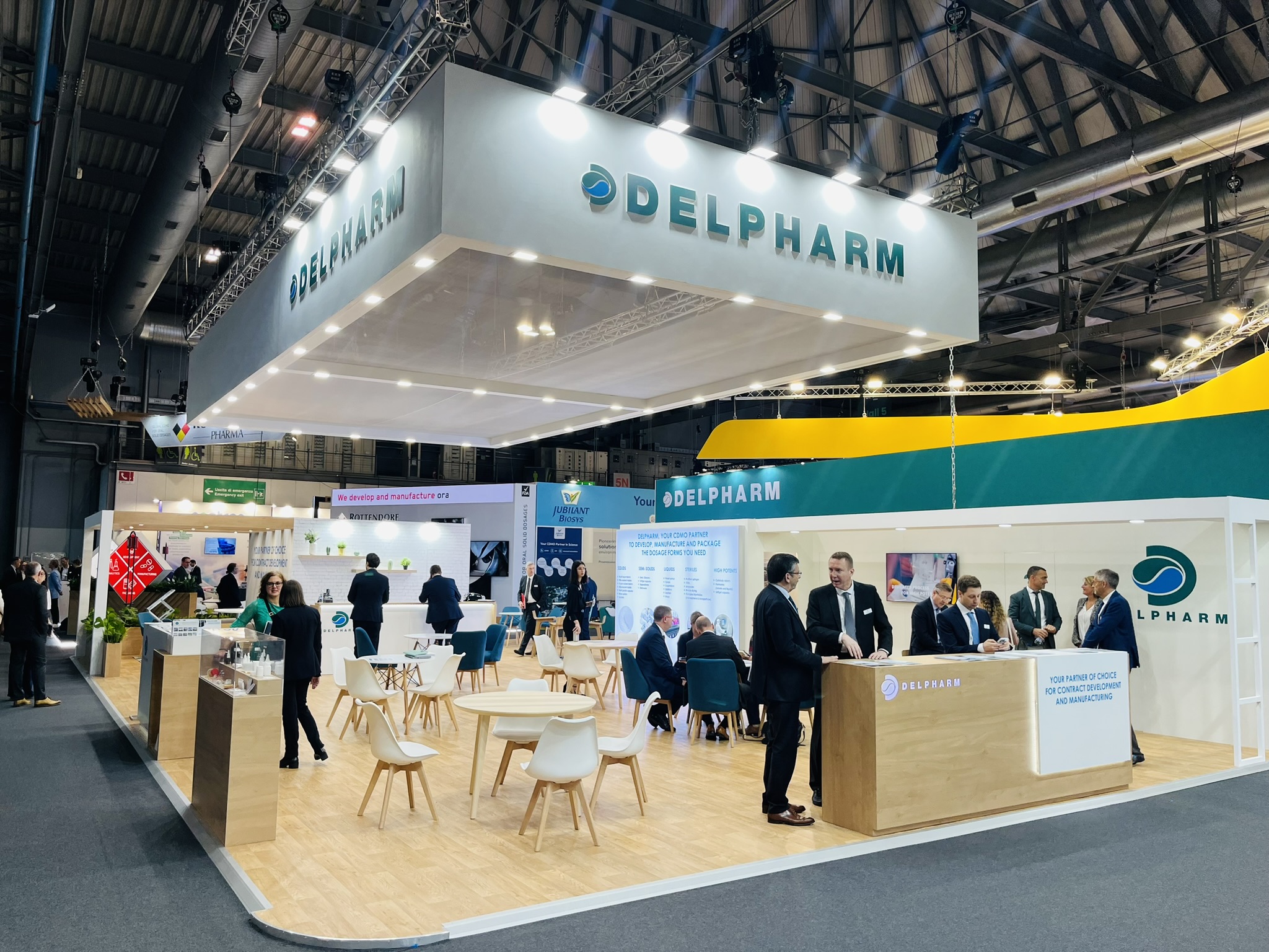 Vu de l'angle du stand sur-mesure Delpharm au CPHI 2024