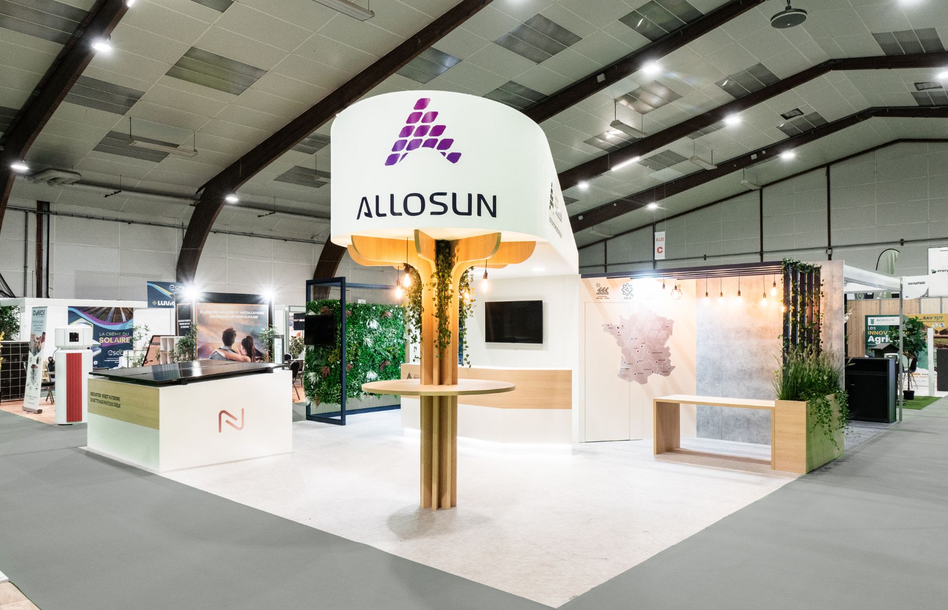 vue de l'angle du stand sur-mesure ALLOSUN au salon SPACE 2024