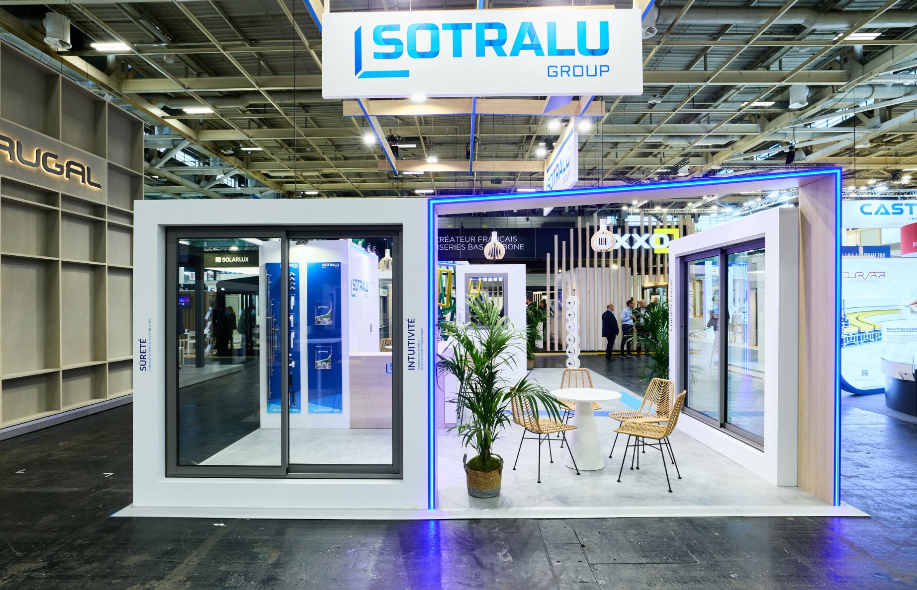 vue de côté du stand sur mesure SOTRALU au salon BATIMAT 2024