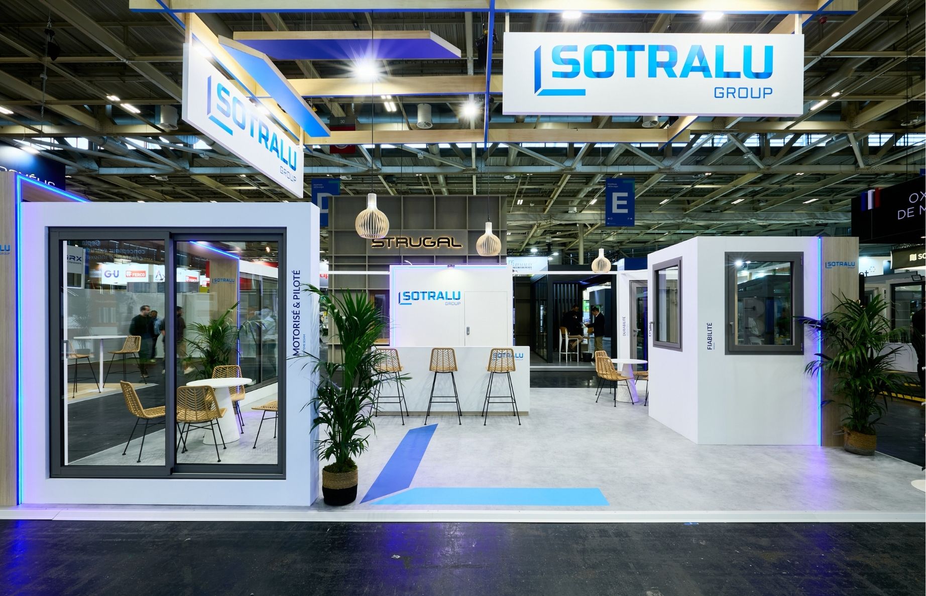 vue de face du stand sur mesure SOTRALU au salon BATIMAT 2024