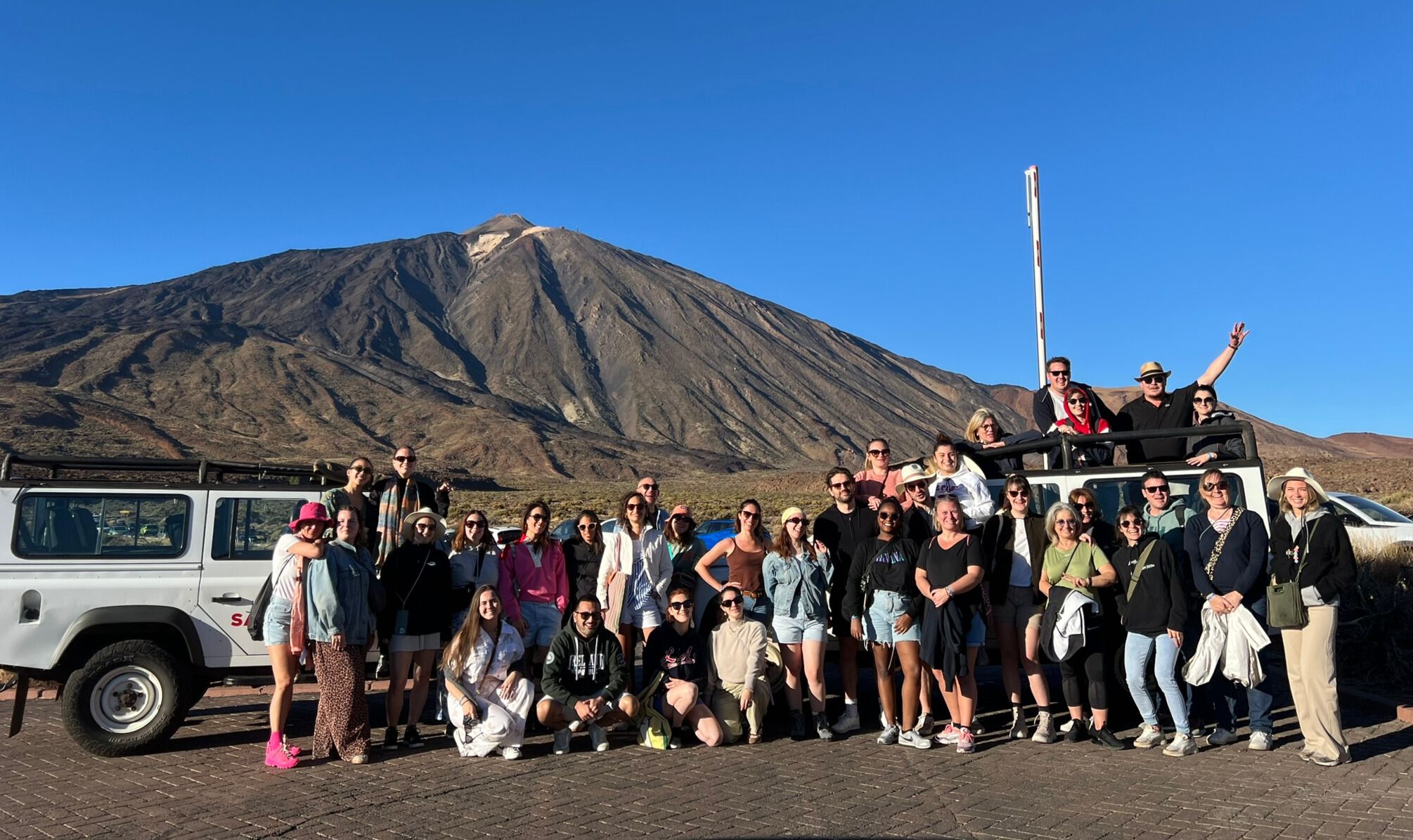 Image d'équipe devant le teide lors du séminaire d'hiver 2024 de WENES Group