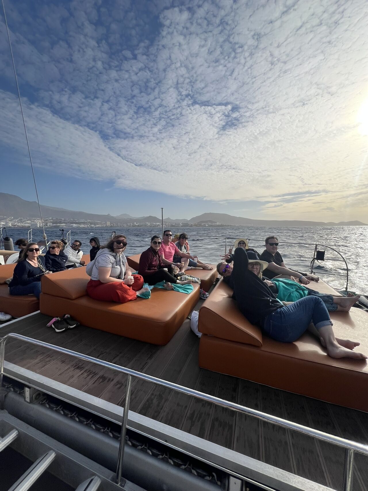 Image d'équipe pendant la sortie en bateau lors du séminaire d'hiver 2024 de WENES Group