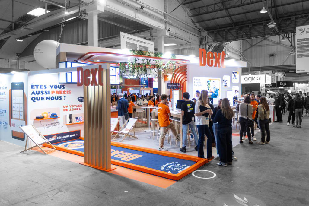 Vu de l'angle du stand sur mesure DEXT lors du salon des Experts Compables 2024