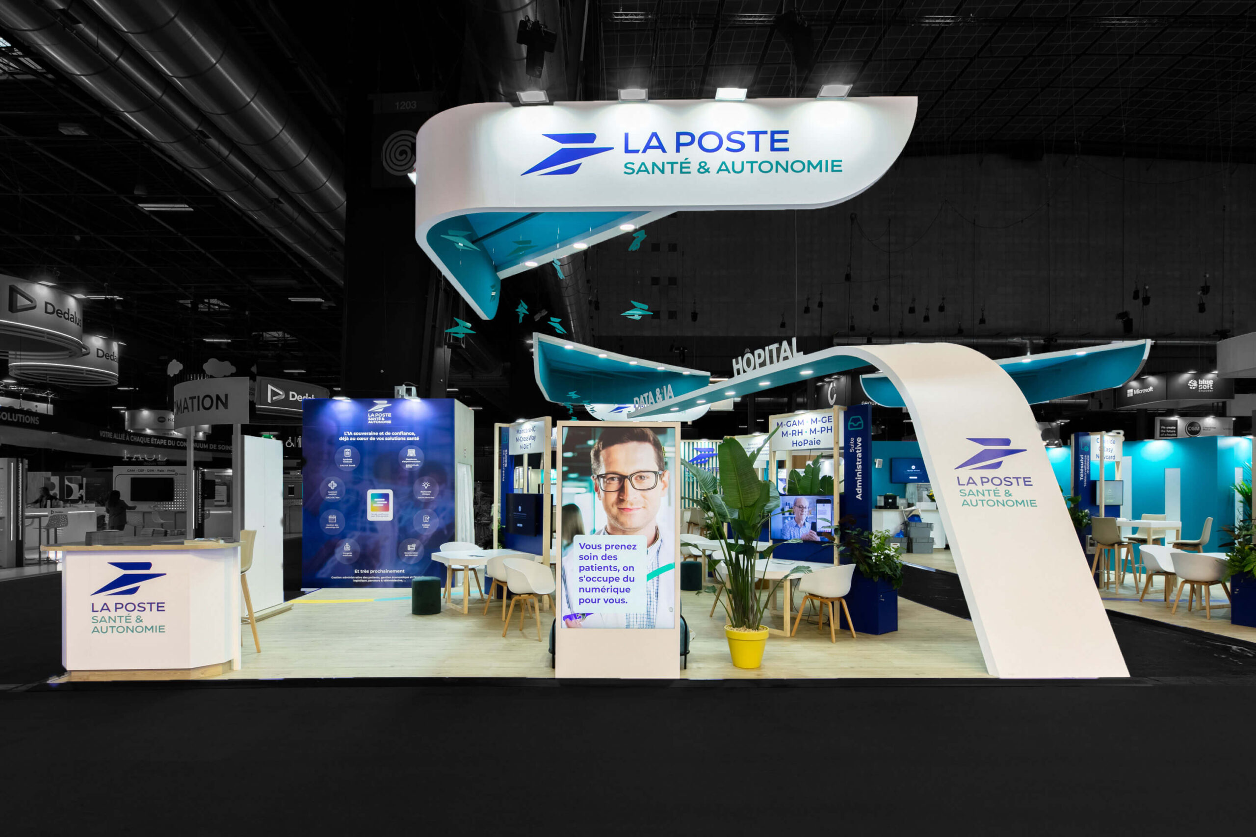 Vu de coté du stand sur-mesure La poste santé service au salon Santexpo 2024