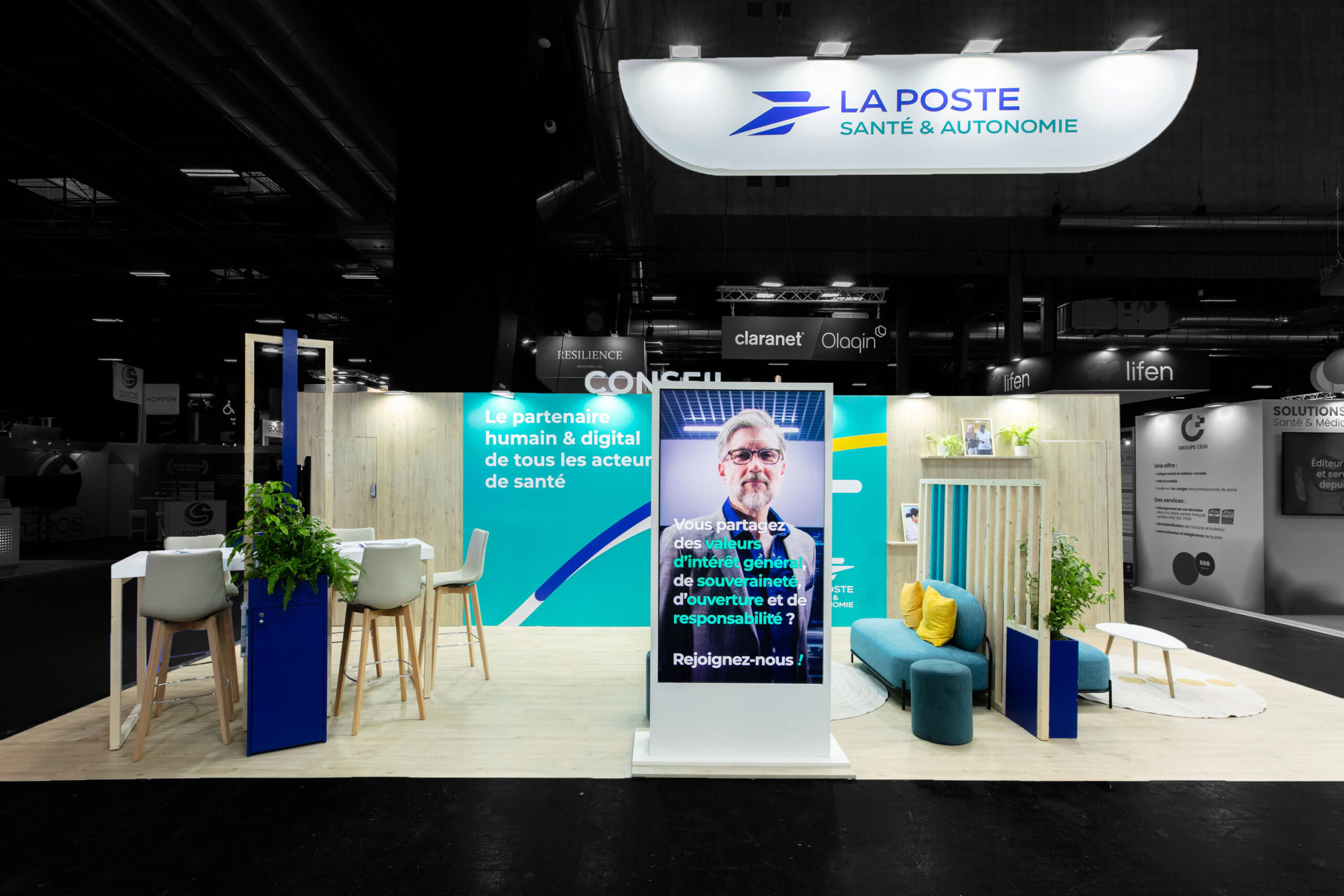 Vu d'une face du stand sur-mesure La poste santé service au salon Santexpo 2024