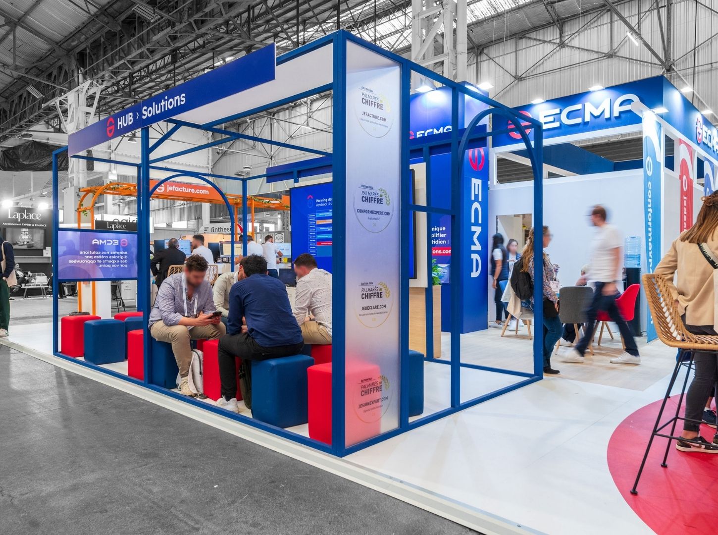 Vu d'un espace cosy du stand sur mesure ECMA lors du salon des Experts Compables 2024