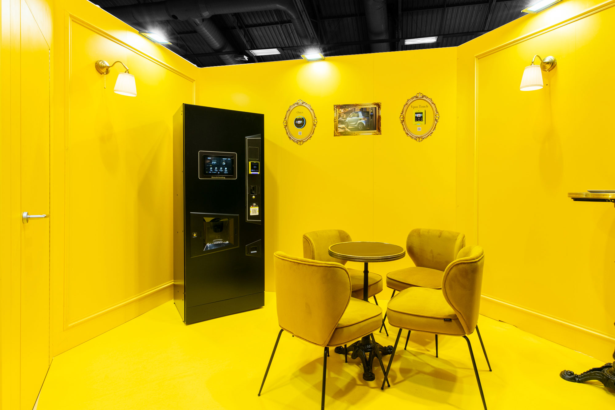 Espace cosy du stand sur-mesure GTI Nayax au salon Vending Show 2025.