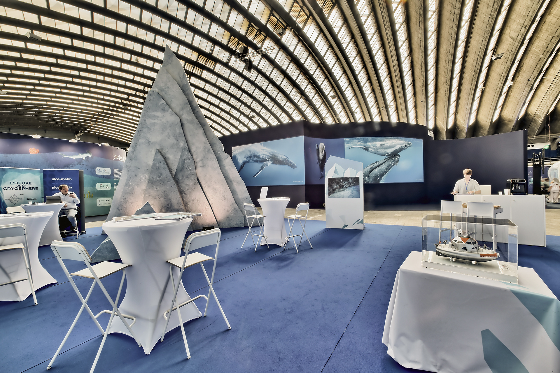 Vue d'une face du stand sur-mesure pavillon cryosphere lors de l'évènement la baleine 2025