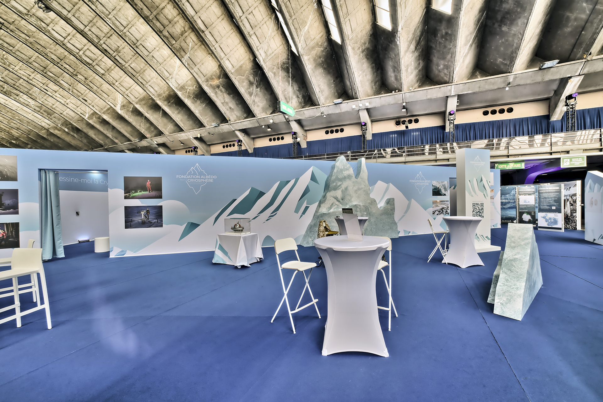 Vue de l'intérieur du stand sur-mesure pavillon cryosphere lors de l'évènement la baleine 2025