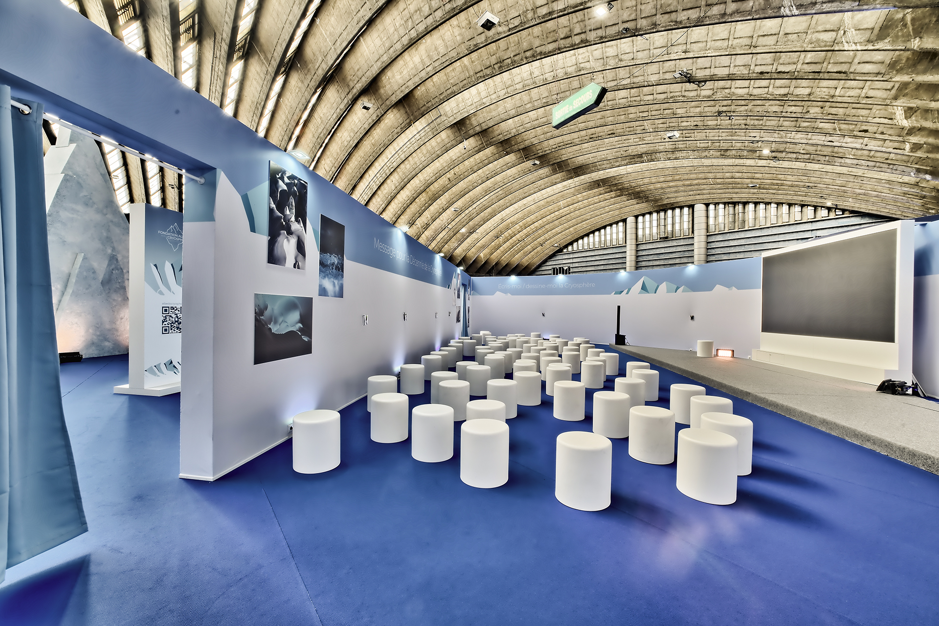Vue de la salle de conférence du stand sur-mesure pavillon cryosphere lors de l'évènement la baleine 2025