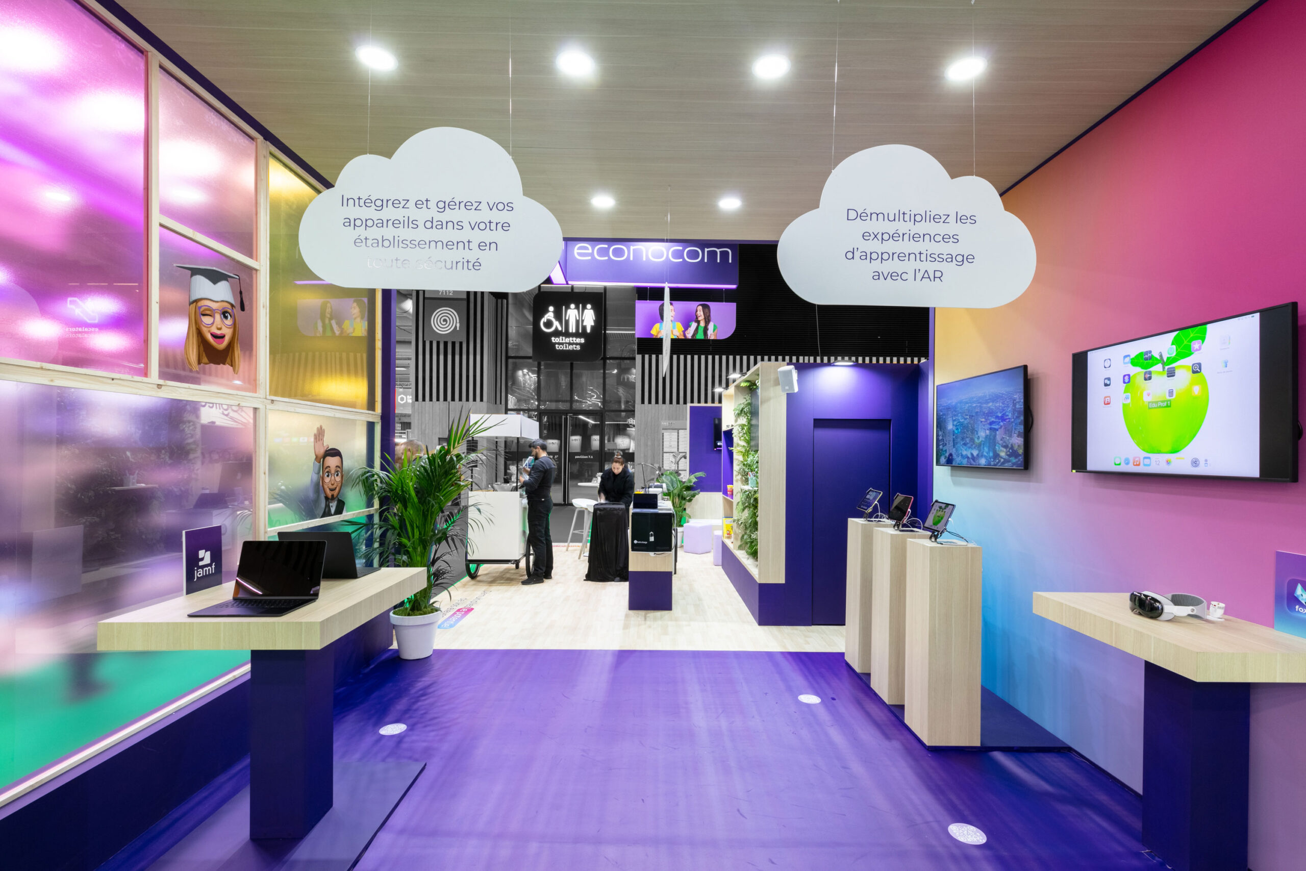 Vue de face du stand sur-mesure Econocom au salon Educatech 2024.