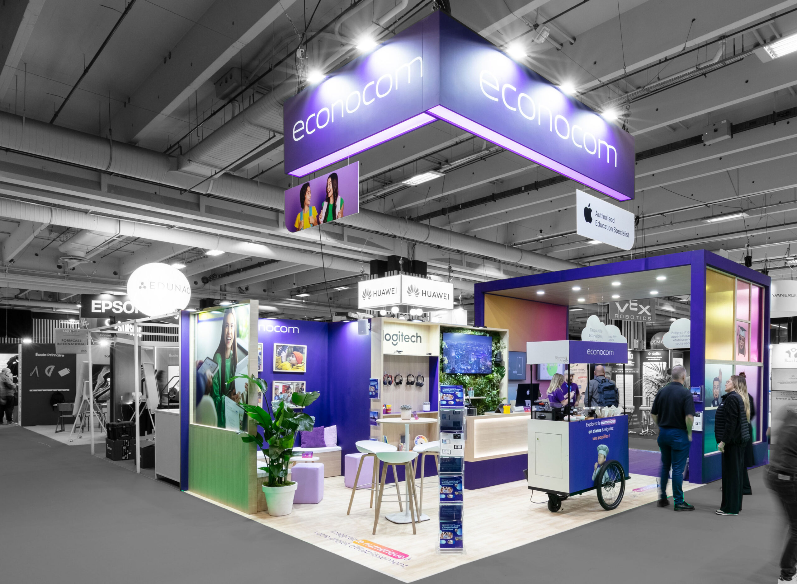 Vue de coté du stand sur-mesure Econocom au salon Educatech 2024.
