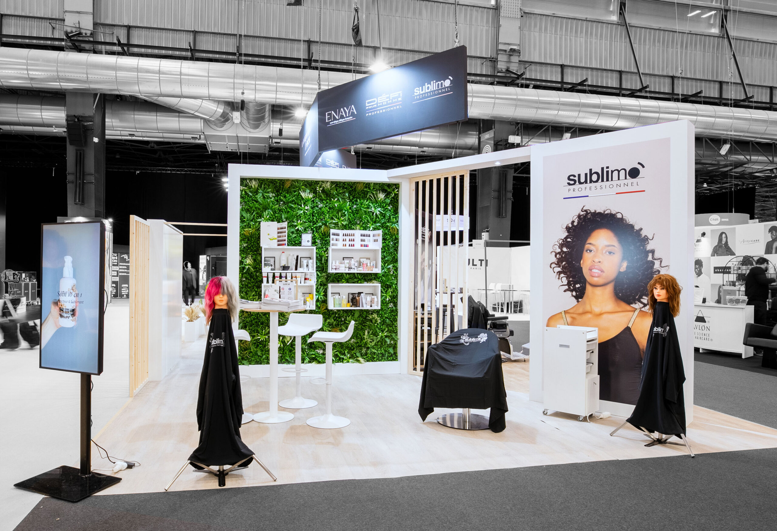 Vue de coté du stand sur-mesure Activa au salon MCB 2024.