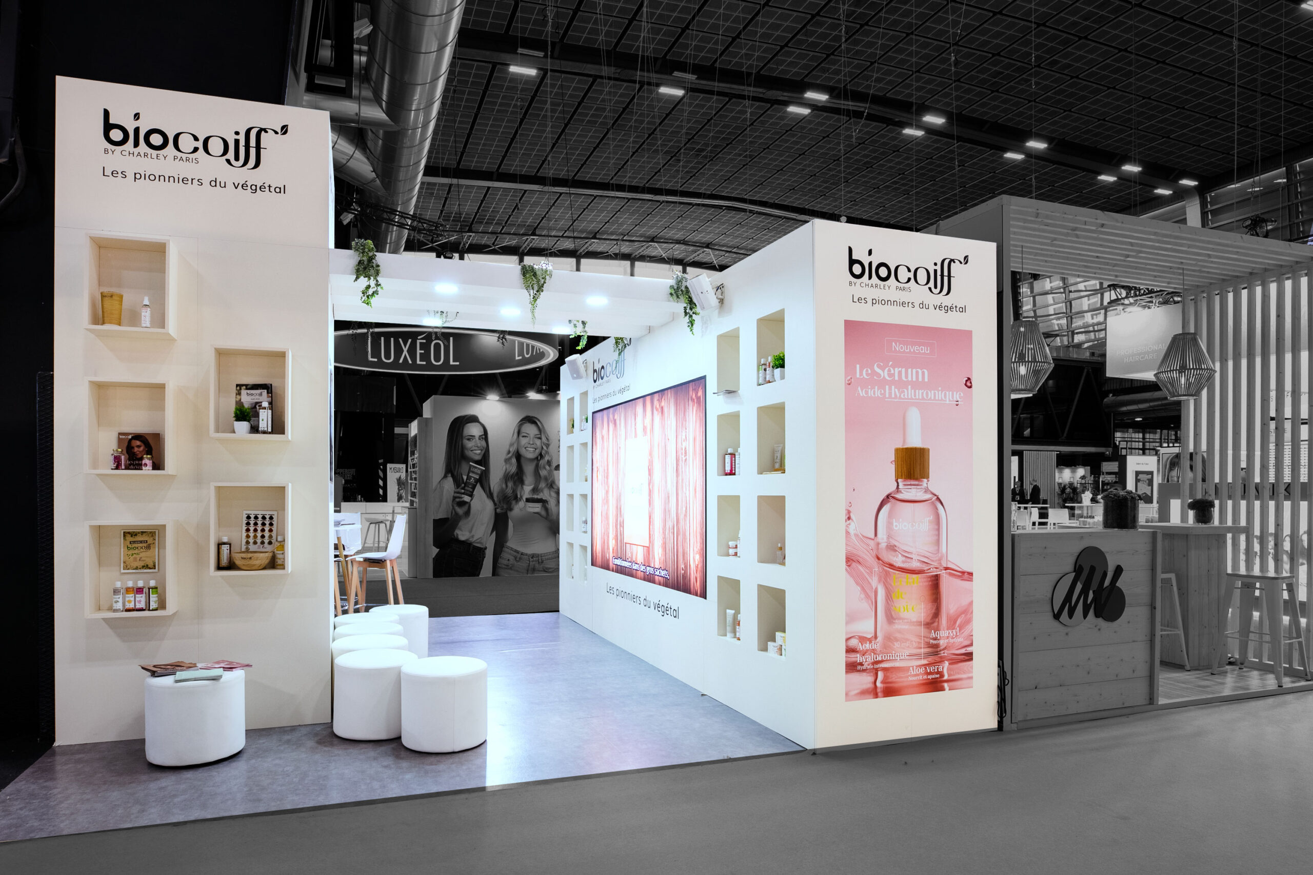 Vue de face du stand sur-mesure Biocoiff au salon MCB 2024.