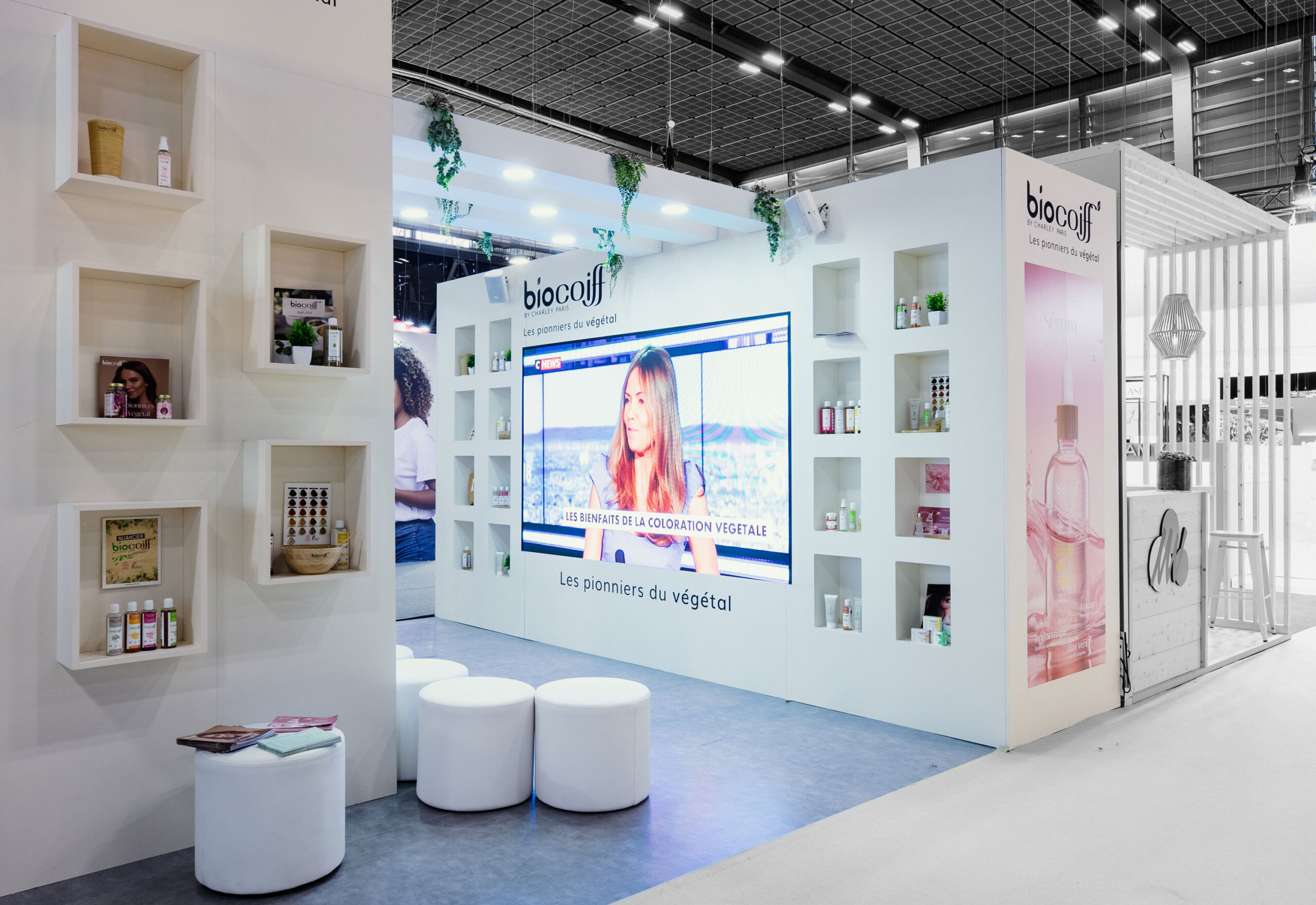 Vue de coté du stand sur-mesure Biocoiff au salon MCB 2024.