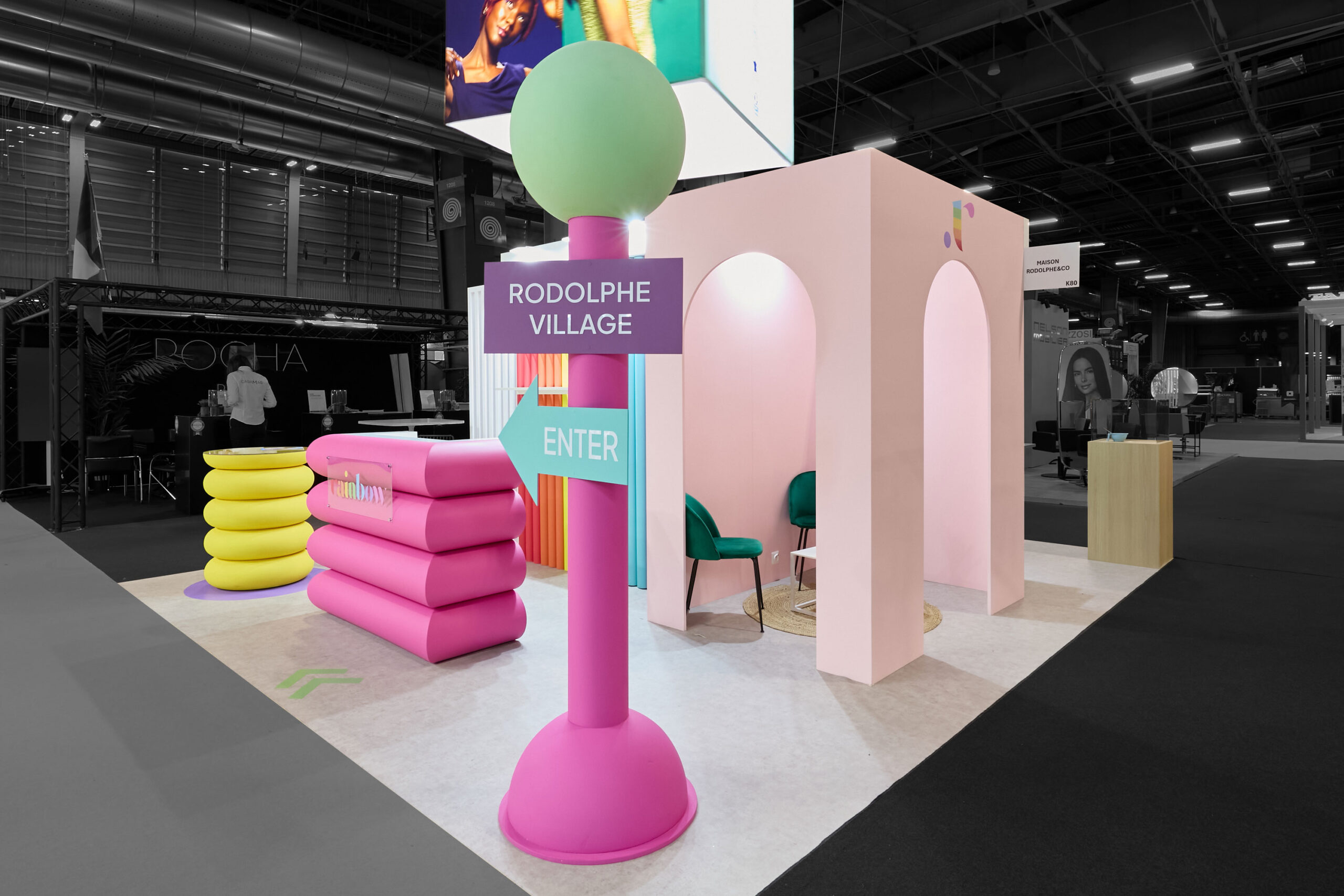 Vue de coté du stand sur-mesure Rodolph&co au salon MCB 2024.