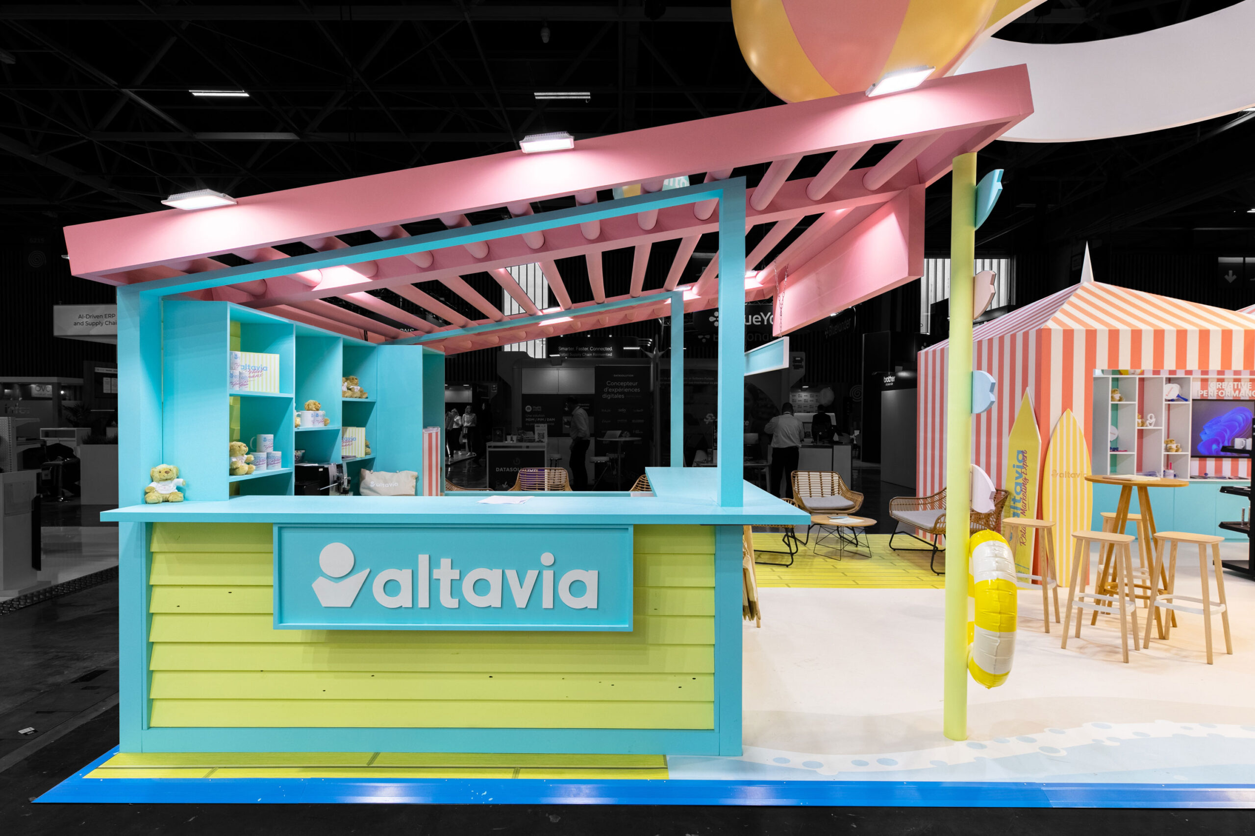 Vue de coté du stand sur-mesure Altavia au salon NRF 2025.