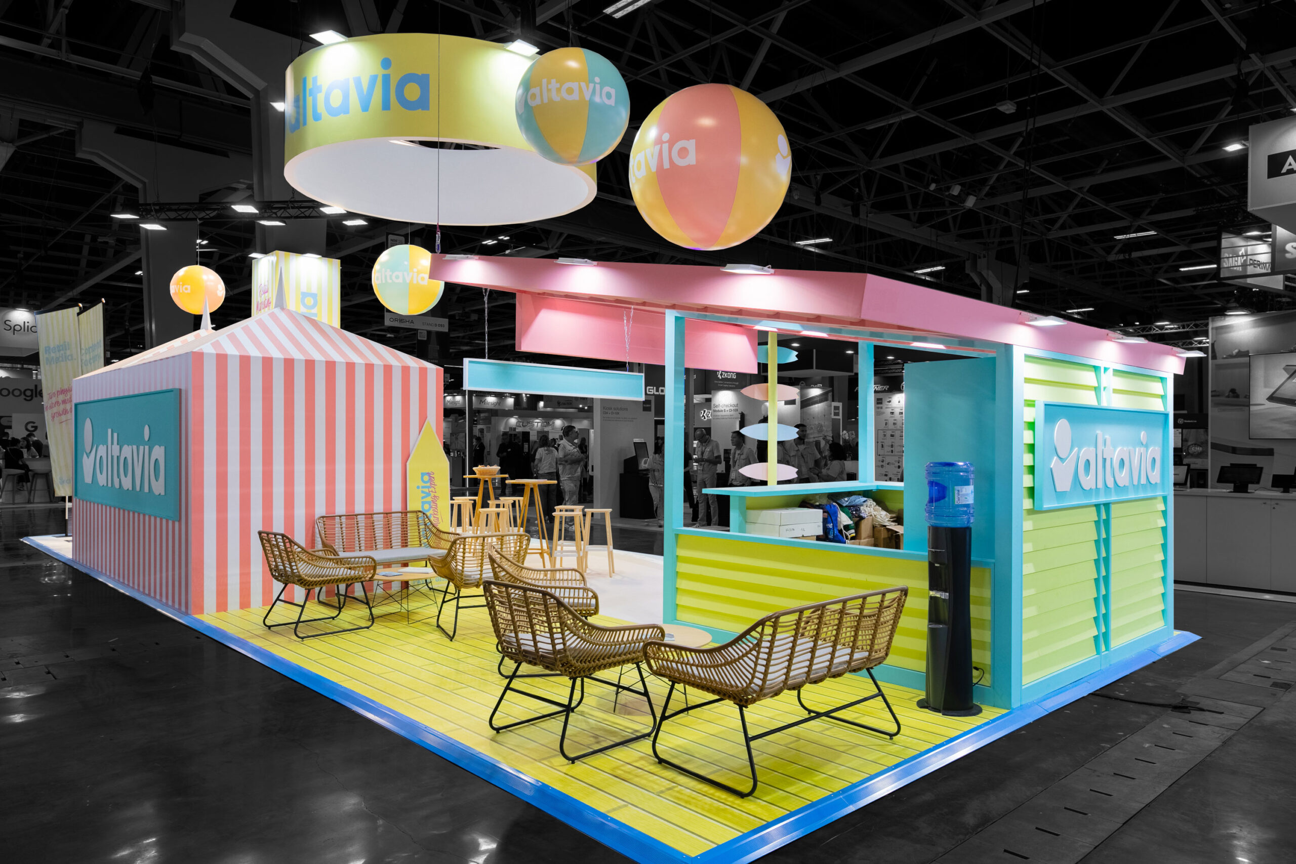 Vue de coté du stand sur-mesure Altavia au salon NRF 2025.