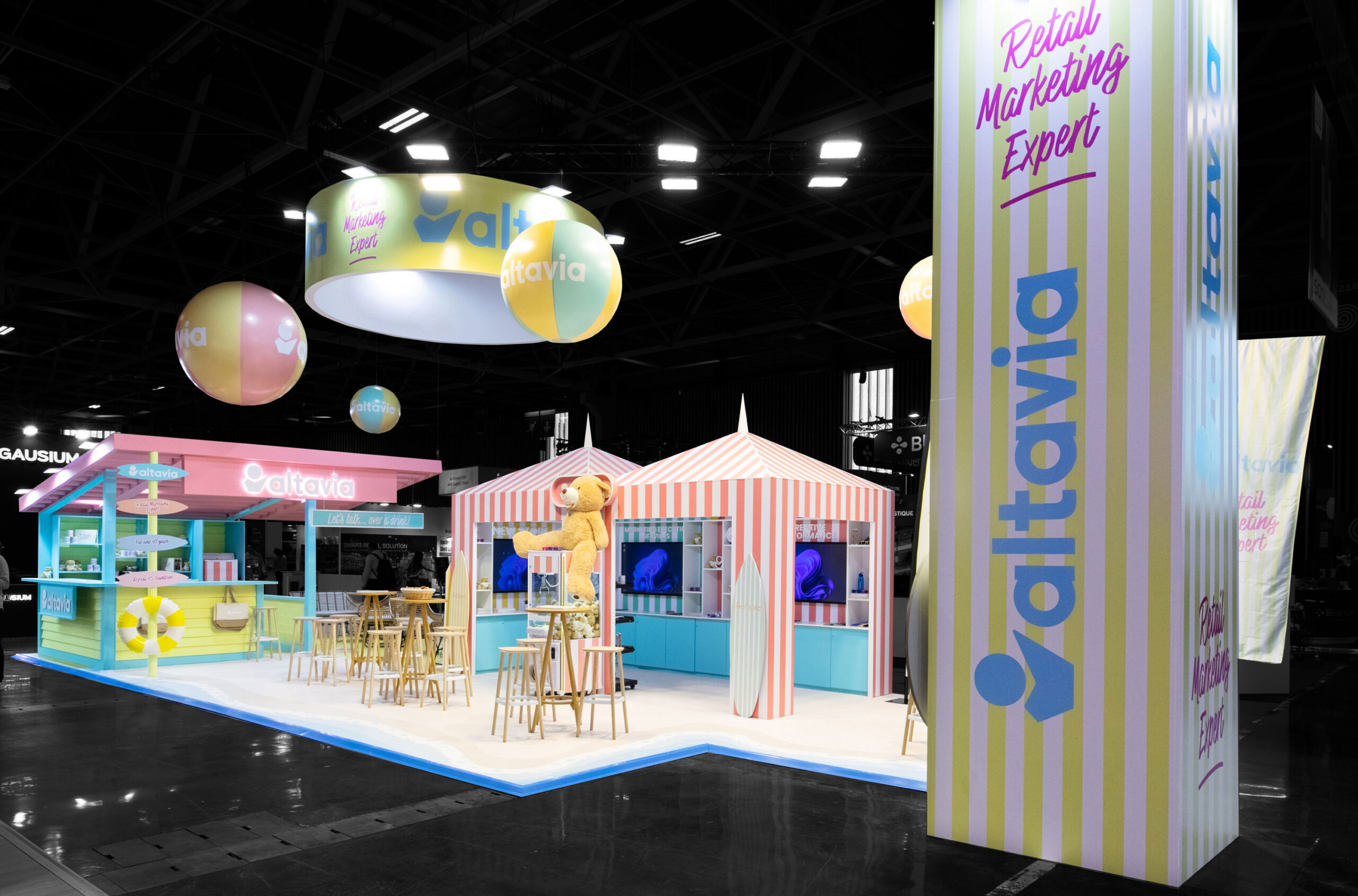 Vue de coté du stand sur-mesure Altavia au salon NRF 2025.