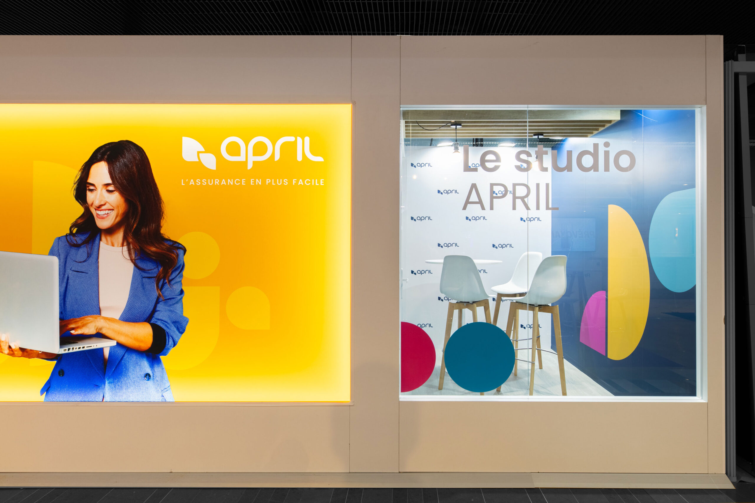 Vue de face du stand sur-mesure April au salon JDC 2025.
