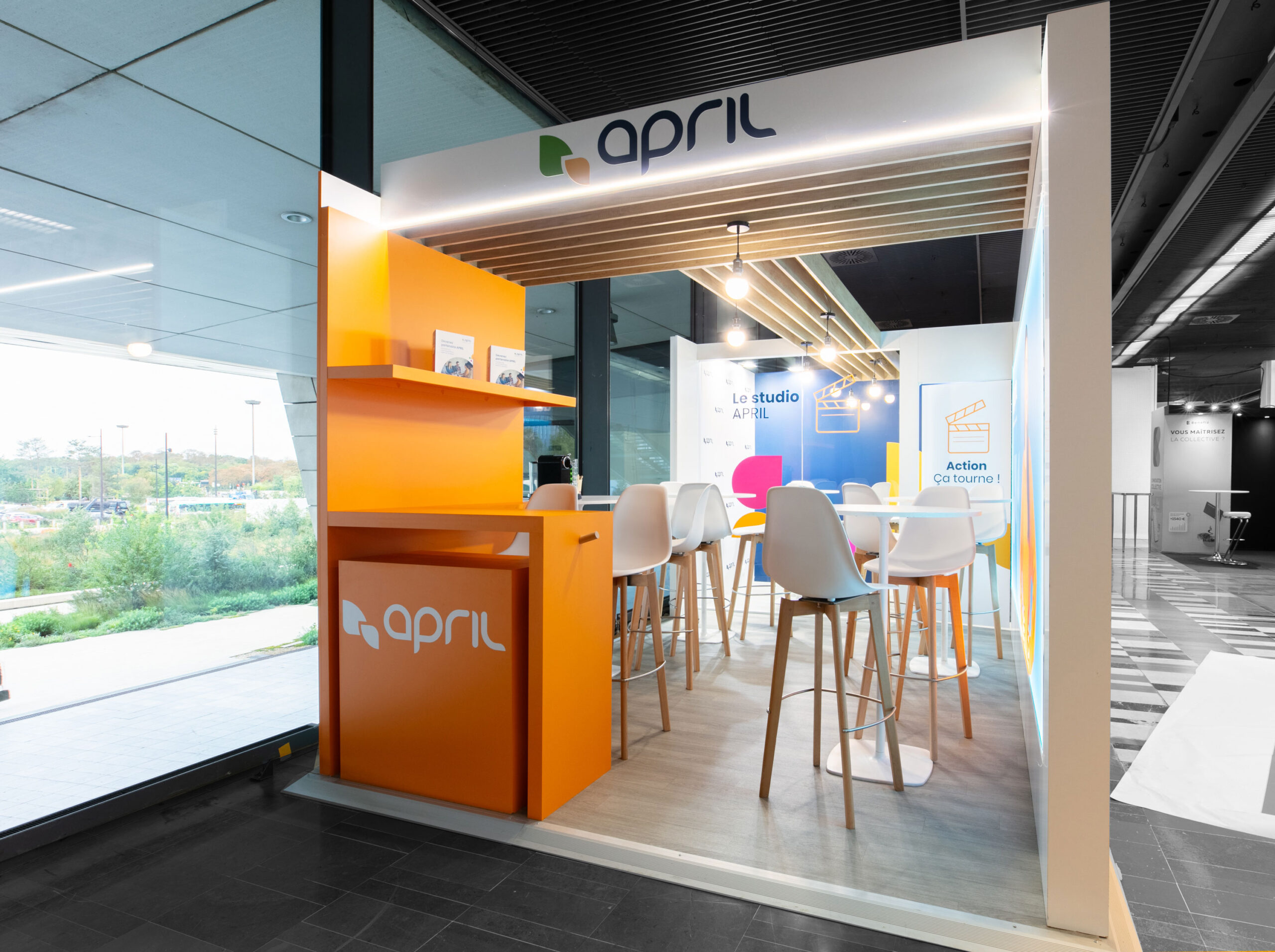 Vue de coté du stand sur-mesure April au salon JDC 2025.