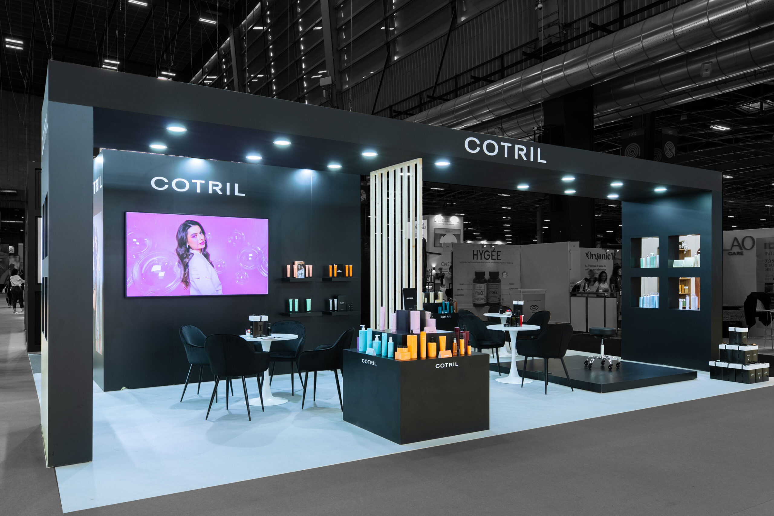 Vue de coté du stand sur-mesure Cotril au salon MCB 2025.