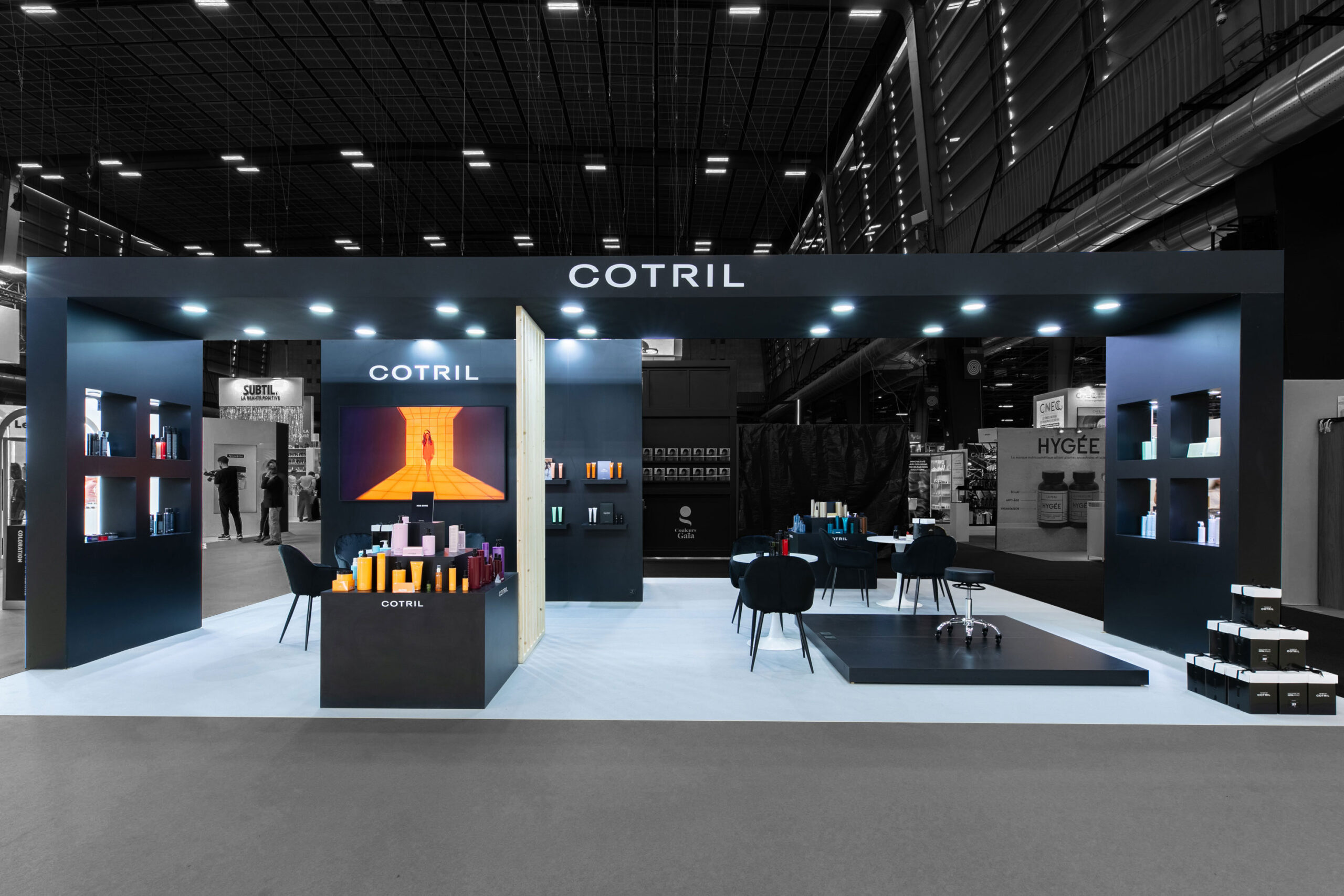 Vue de face du stand sur-mesure Cotril au salon MCB 2025.