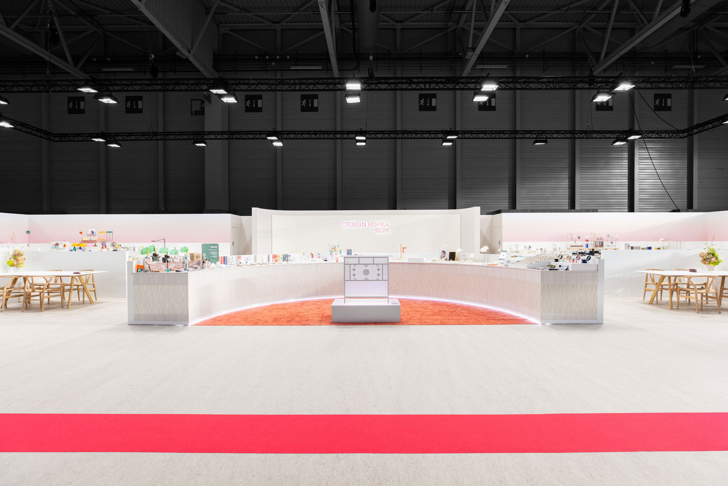 Vue de face du stand sur-mesure Design Korea au salon Maison & Objet 2025.