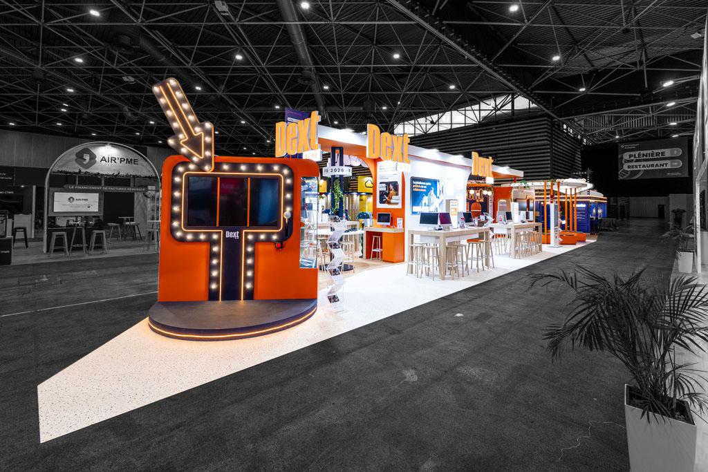 Vue de coté du stand sur-mesure Dext au salon COEC 2025.