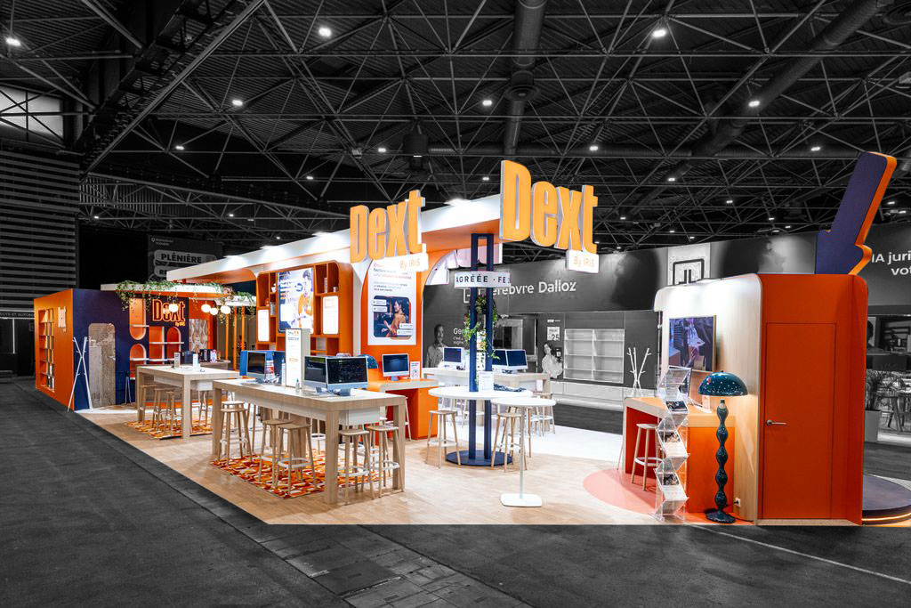 Vue de coté du stand sur-mesure Dext au salon COEC 2025.