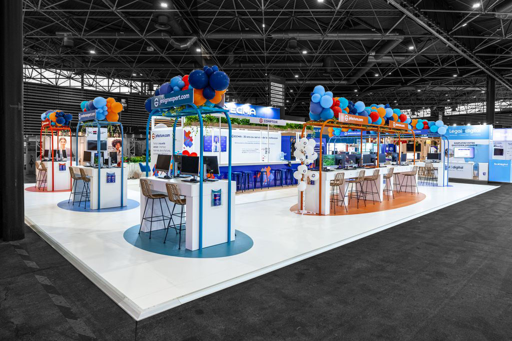 Vue de coté du stand sur-mesure Ecma au salon COEC 2025.
