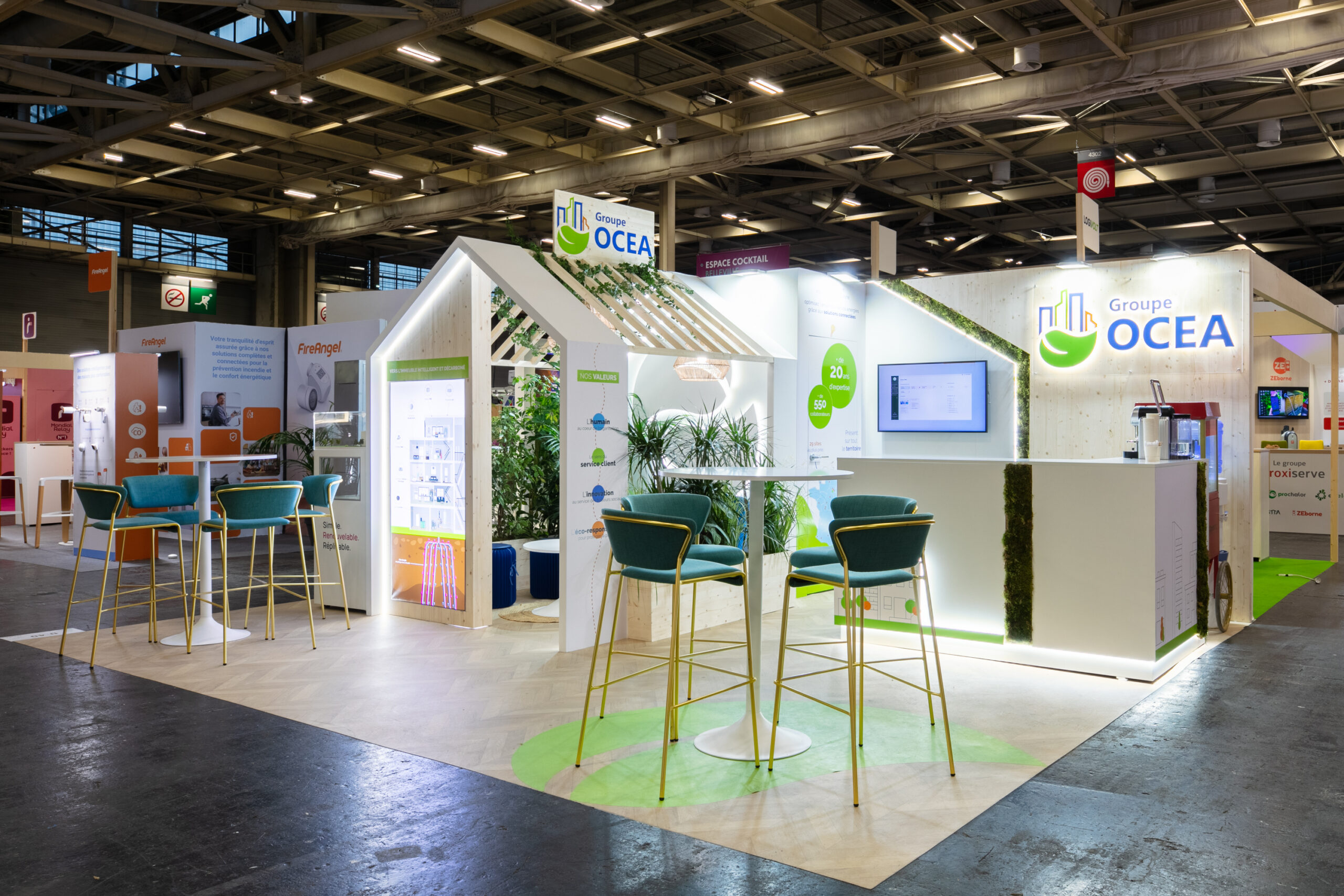 Vue de profil du stand sur-mesure Groupe Ocea au salon H Expo 2025.