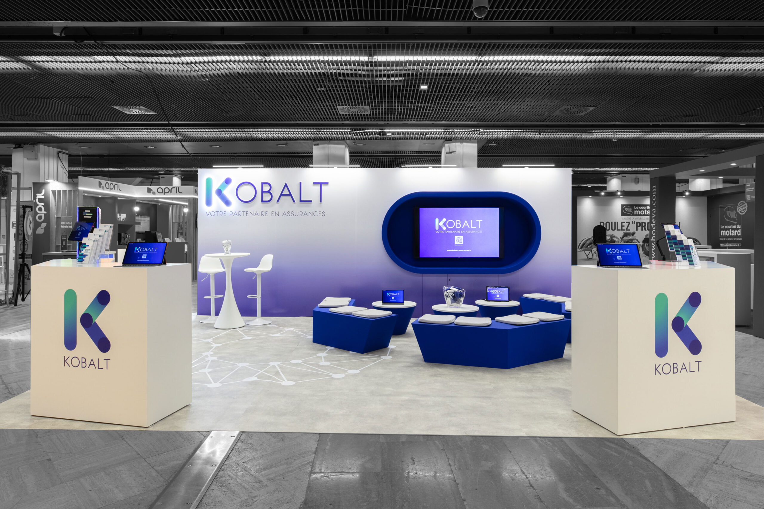 Vue de face du stand sur-mesure Kobalt au salon JDC 2025.