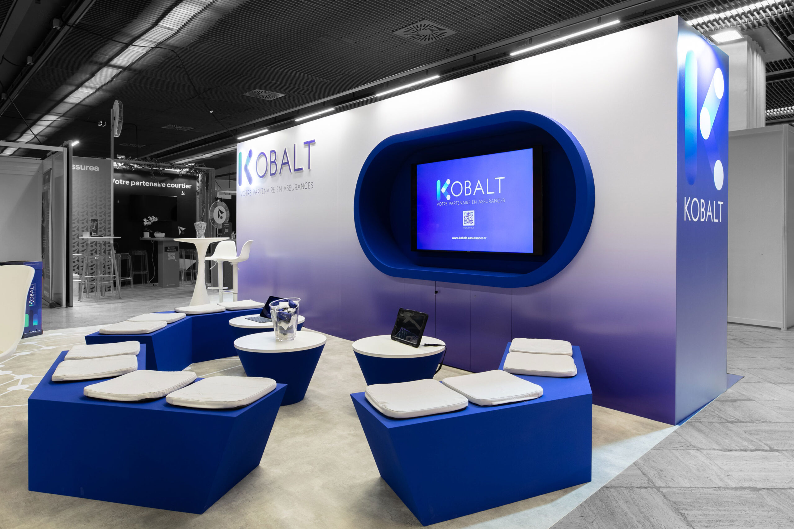 Vue de coté du stand sur-mesure Kobalt au salon JDC 2025.