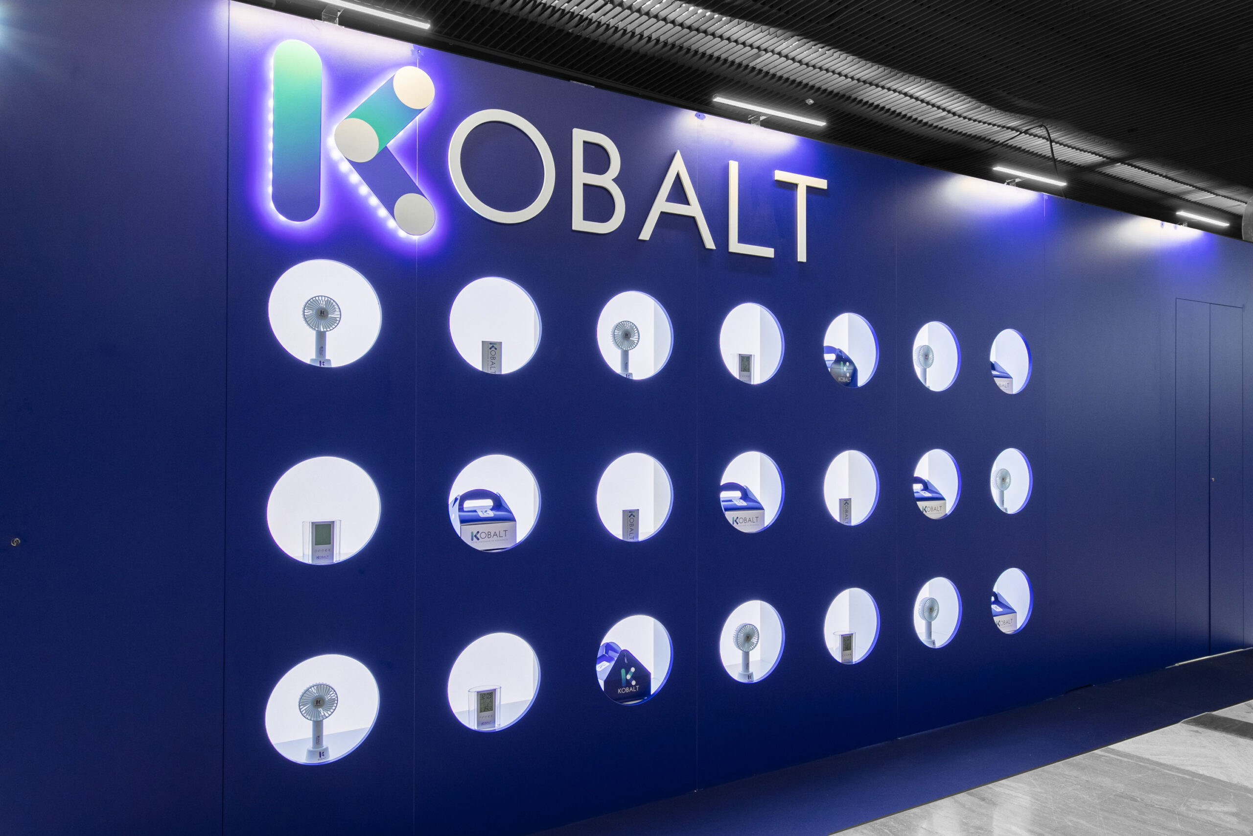 Vue de coté du stand sur-mesure Kobalt au salon JDC 2025.